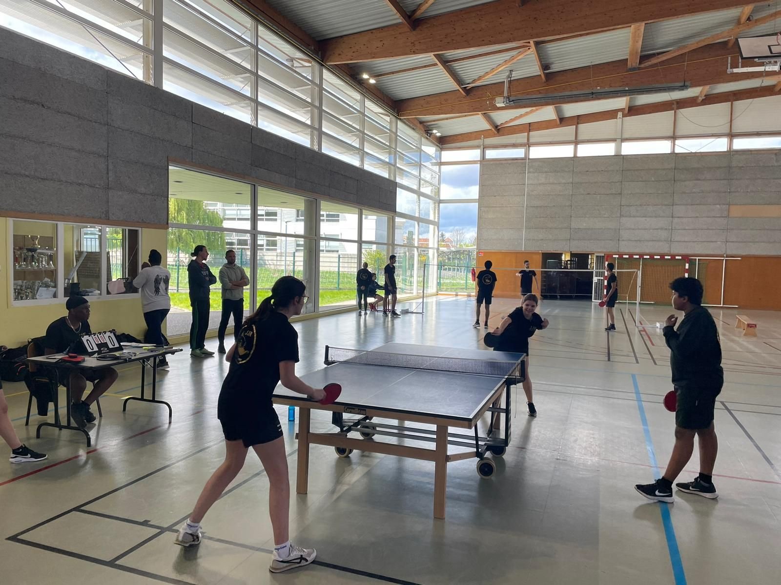 L'association sportive du lycée Jean jacques rousseau , ici lors du championnat académique de BADTEN, une discipline mêlant ping-pong et badminton. DR