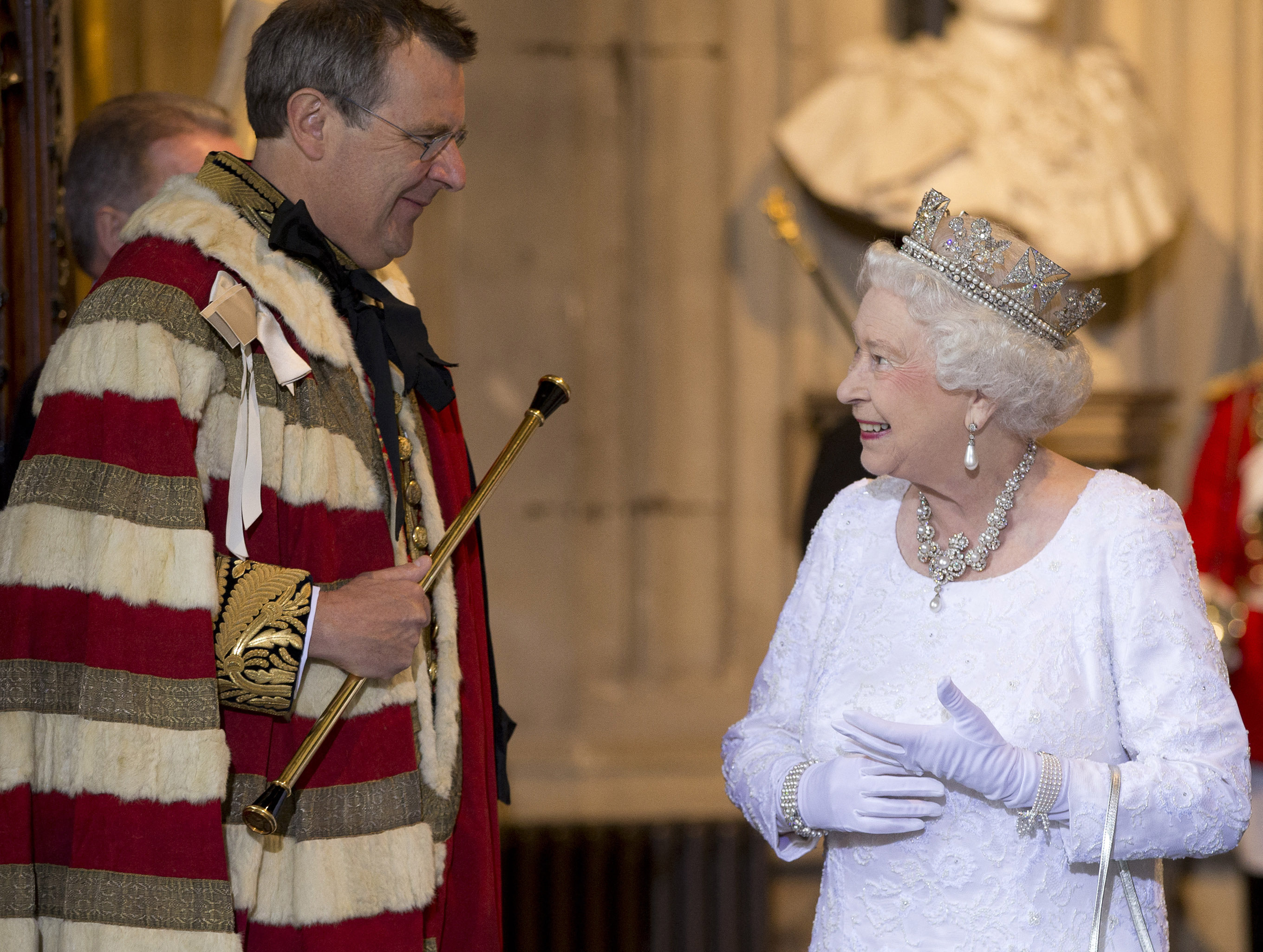La reine Elizabeth II en compagnie d'Edward Fitzalan-Howard, duc de Norfolk, dans son rôle de comte maréchal, lors de l'ouverture officielle du Parlement à Londres le 4 juin 2014. ALASTAIR GRANT/POOL/AFP