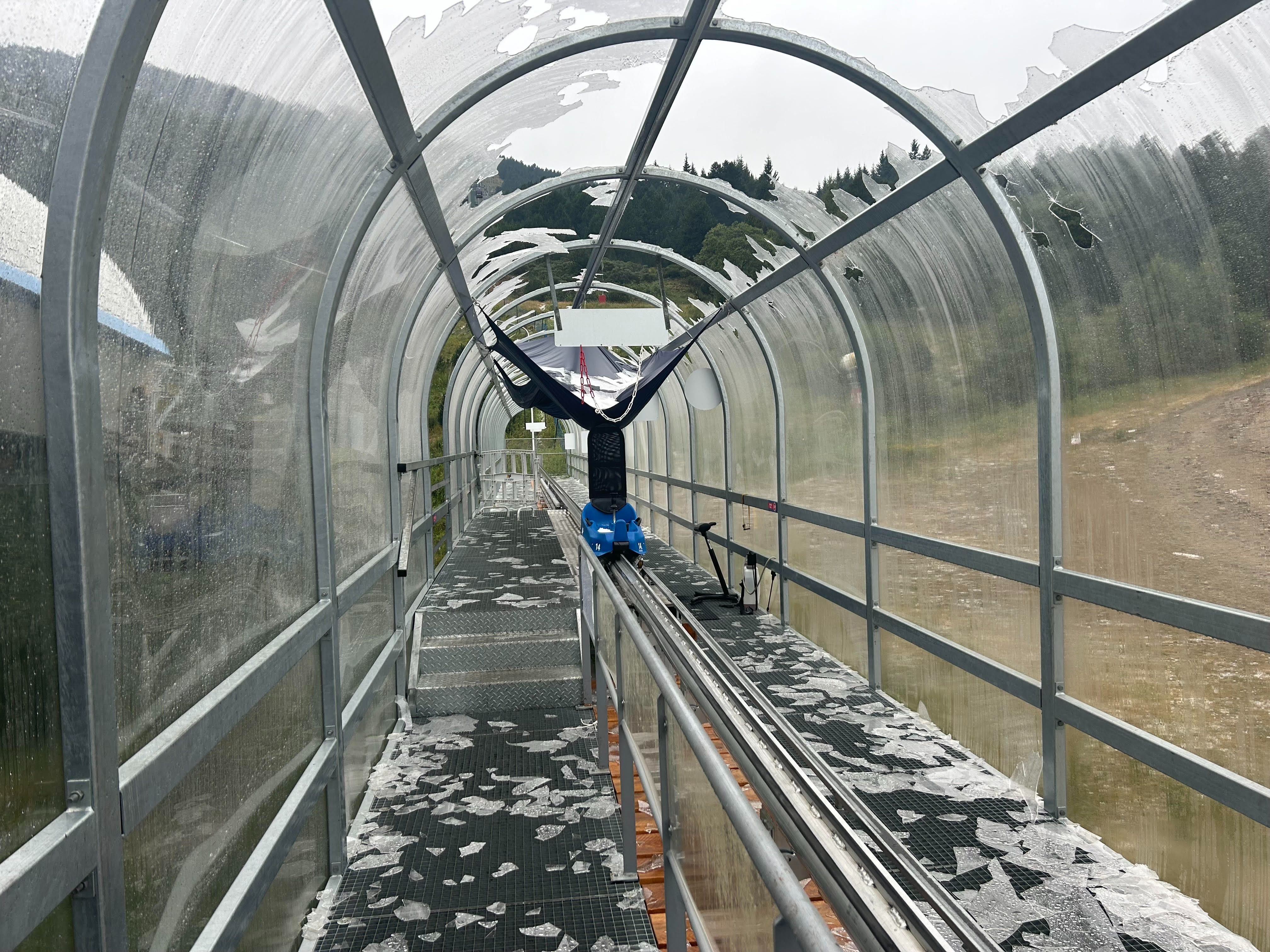 Les Angles (Pyrénées-Orientales), le 2 août 2024. Tous les véhicules qui nétaient abrités et toutes les vitres exposées au bombardement de glace ont été fracassées. Ici le tunnel de la gare  d'arrivée de la luge monorail.