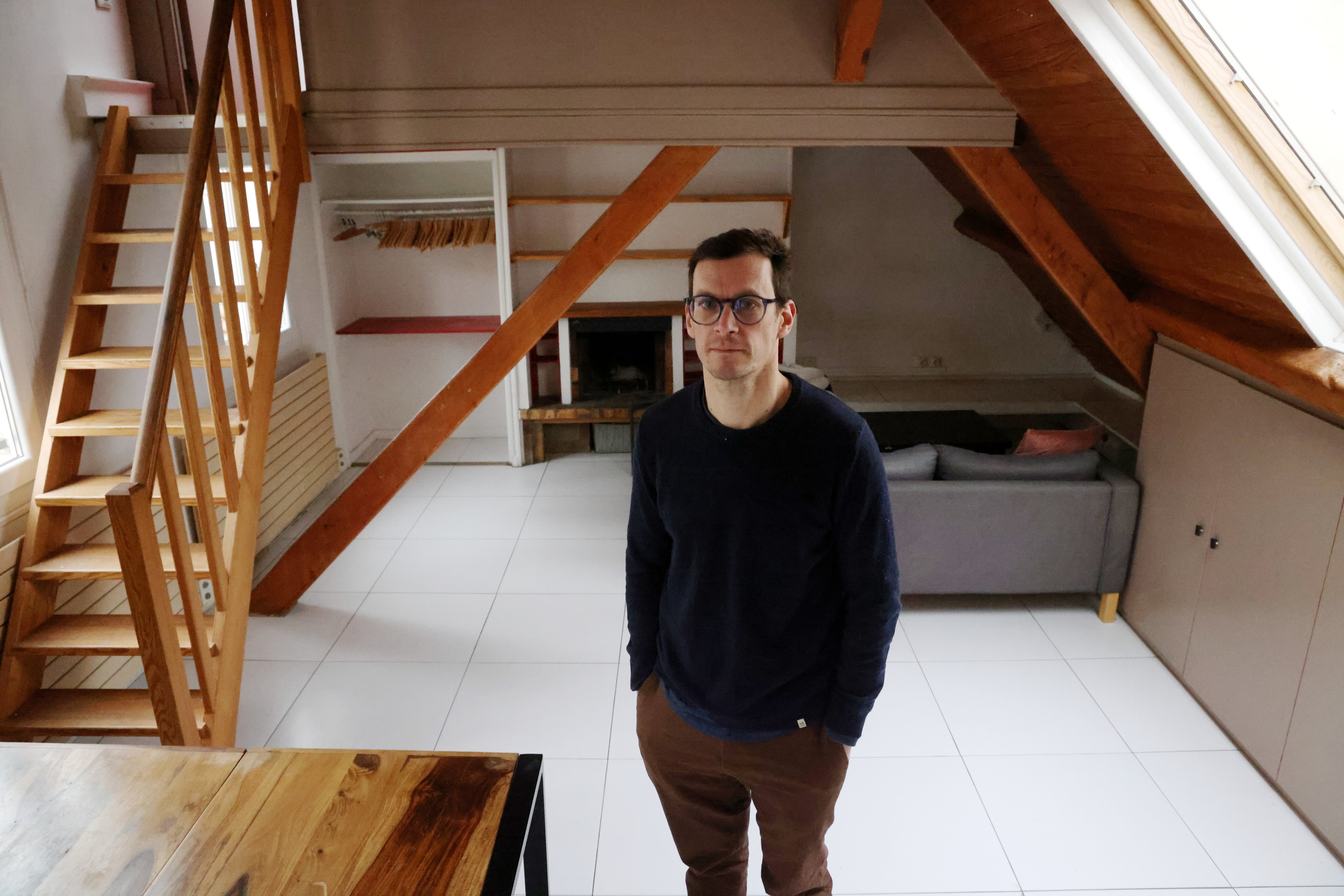 Paris (XIe), le 13 janvier. Frédéric est en train de refaire toute l'isolation de son studio en duplex, situé sous les toits. Coût total de cette rénovation énergétique : 35 000 euros pour 56 m2 (35 m2 loi Carrez). LP/Jean-Baptiste Quentin
