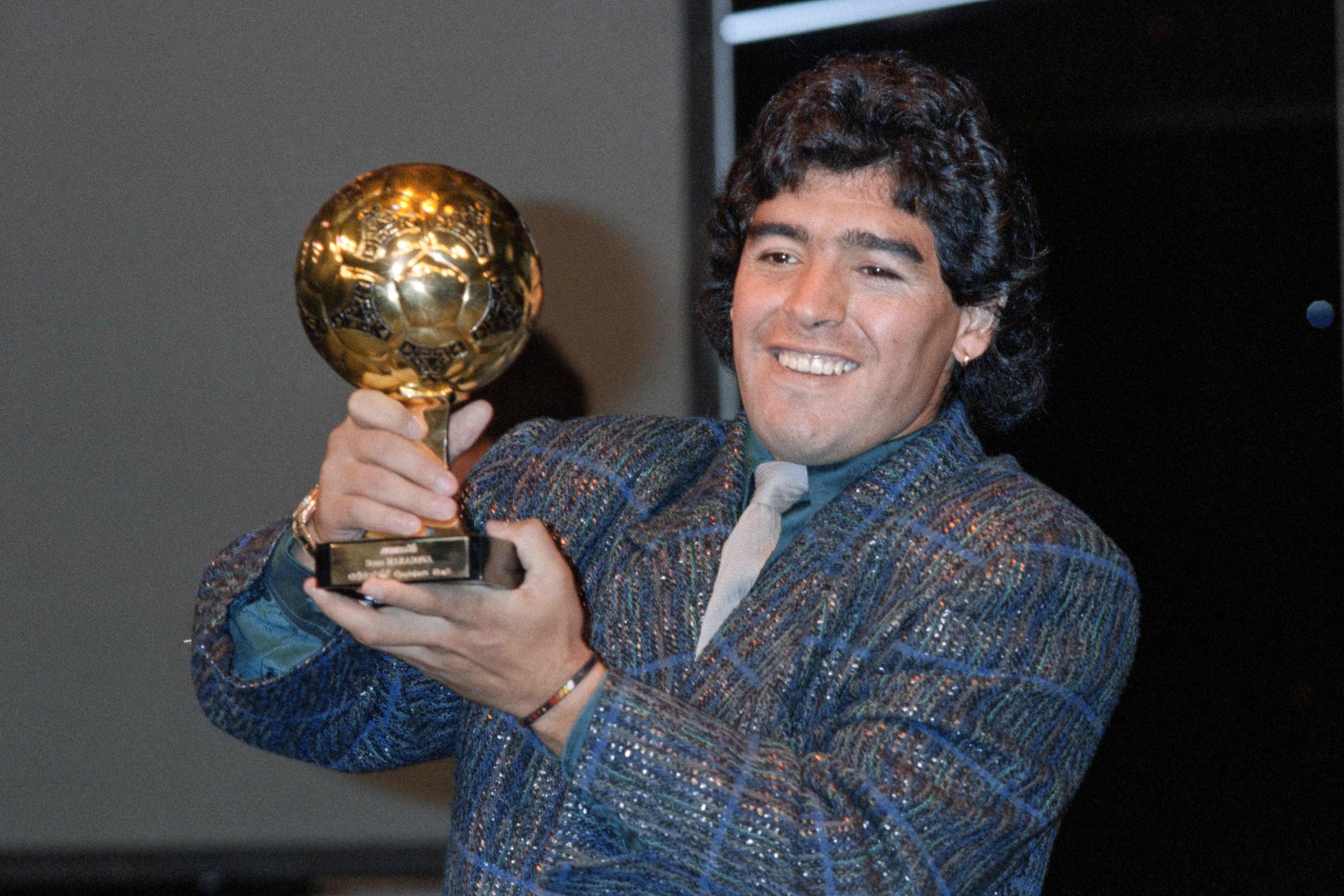 Paris, novembre 1986. Ce trophée honorifique a récompensé Diego Maradona après la victoire de l'Argentine au Mondial 1986 et alors que le Ballon d'or de France Football n'était alors remis qu'aux joueurs européens. AFP/Pascal George
