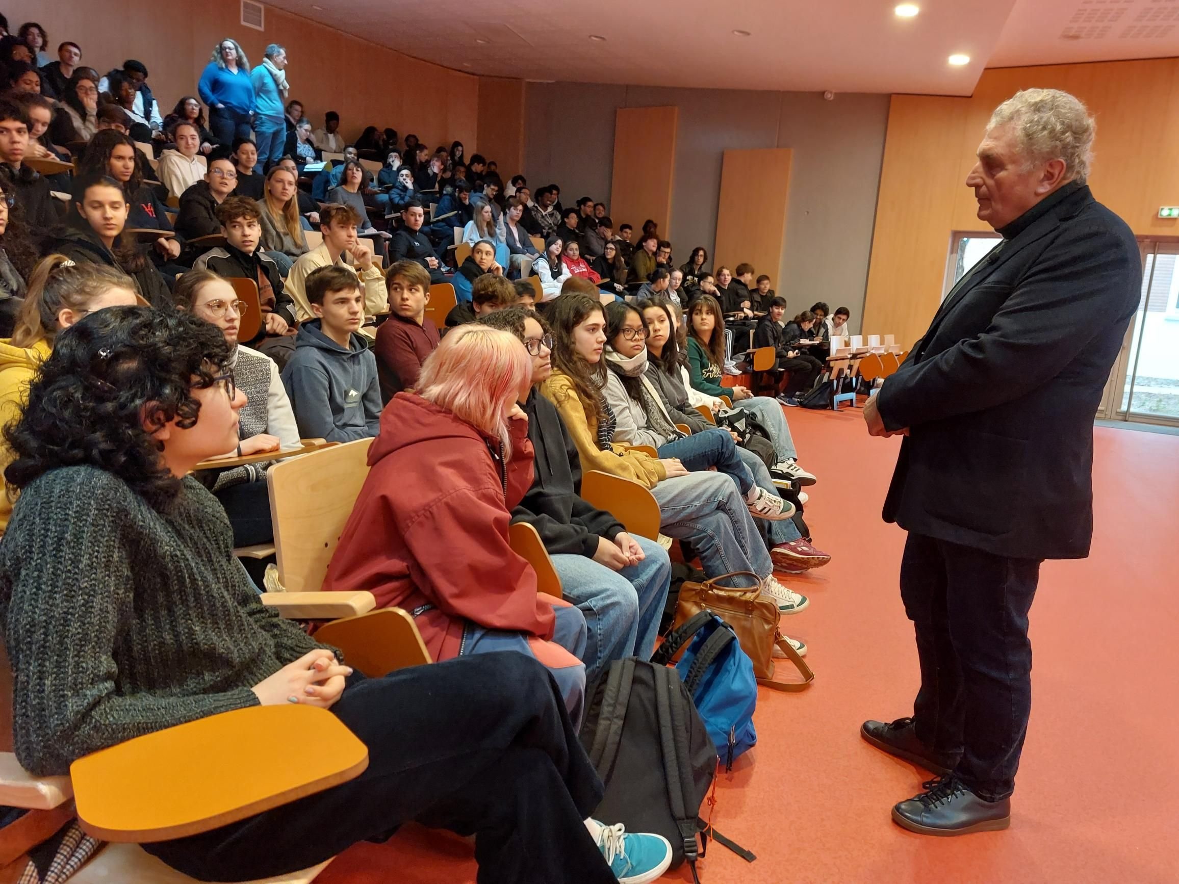 Enghien-les-Bains, jeudi 29 février. Les lycéens de Gustave Monod ont pu échanger pendant deux heures avec l'historien et documentariste Patrick Rotman, qui était de retour pour la première fois depuis 1966 dans son ancien lycée. LP/Christophe Lefèvre