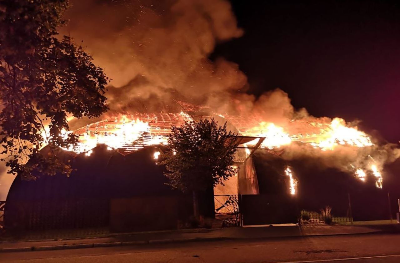 Chanteloup-les-Vignes (Yvelines), le 3 novembre 2019.  Le chapiteau des Contraires, résidence d'une compagnie d'arts du spectacle avait été ravagé par un incendie criminel lors d'une nuit de violences urbaines. /@CatherineArenou