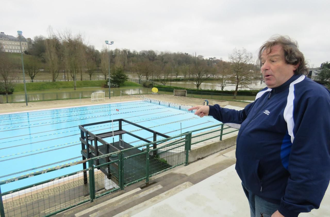 <b></b> Melun, le 26 janvier. Le directeur de la piscine municipale François Bruel devant le bassin extérieur victime d’avaries et fermé au public jusqu’à nouvel ordre. 