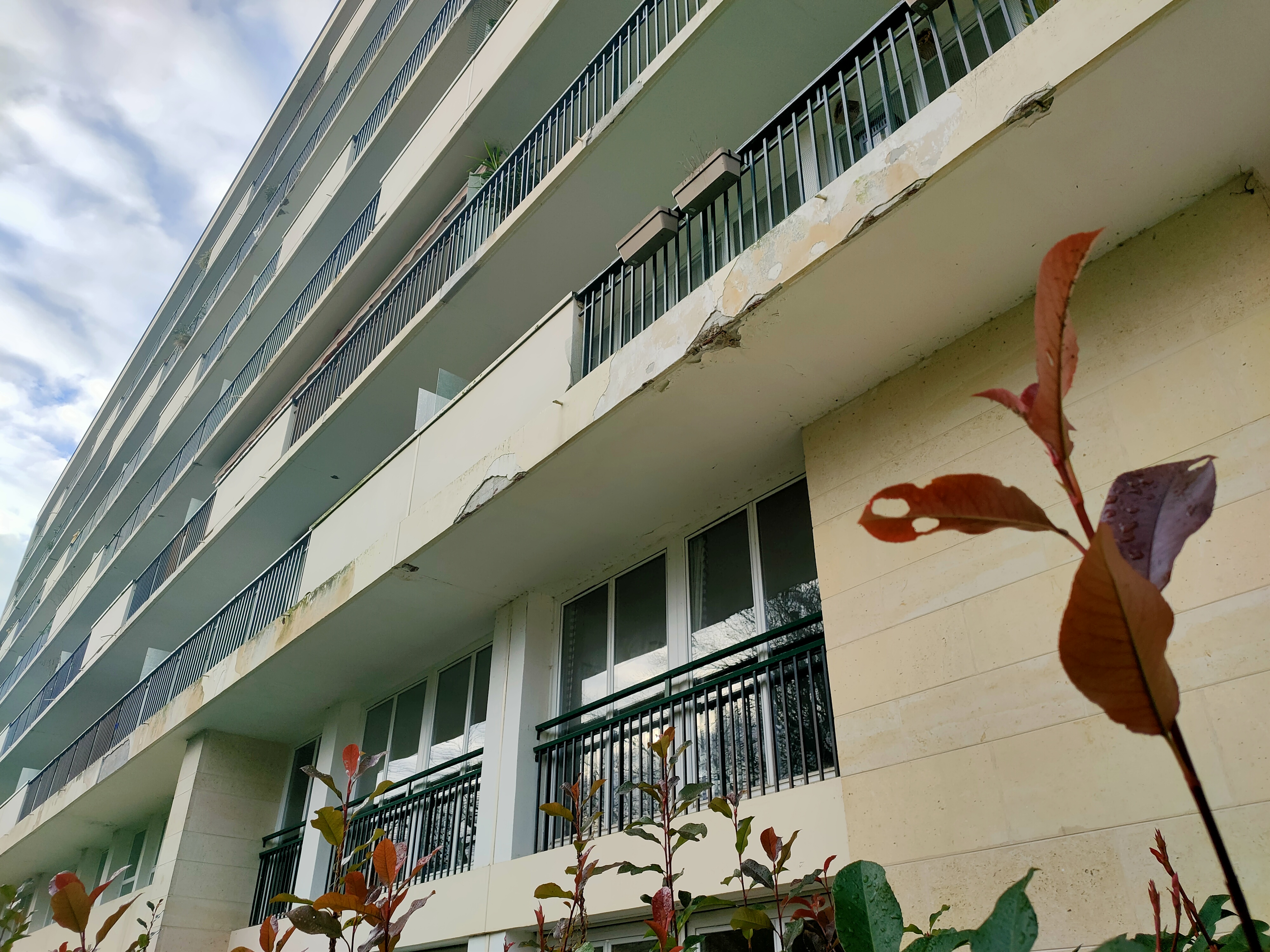 Ville-d'Avray (Hauts-de-Seine), le 15 décembre 2023. Plusieurs balcons présentent des fissures sur trois bâtiments du bailleur Gecina de la rue de la Ronce. LP/Maxime Ducher