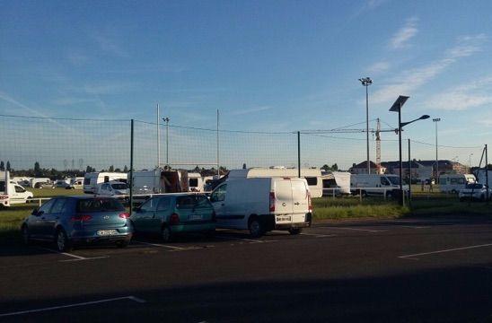 <b></b> Mennecy, dimanche. Près de 200 caravanes se sont installées sur le stade Jean-Jacques Robert de Mennecy. Les gens du voyage se sont engagés à quitter les lieux le 15 juin. 