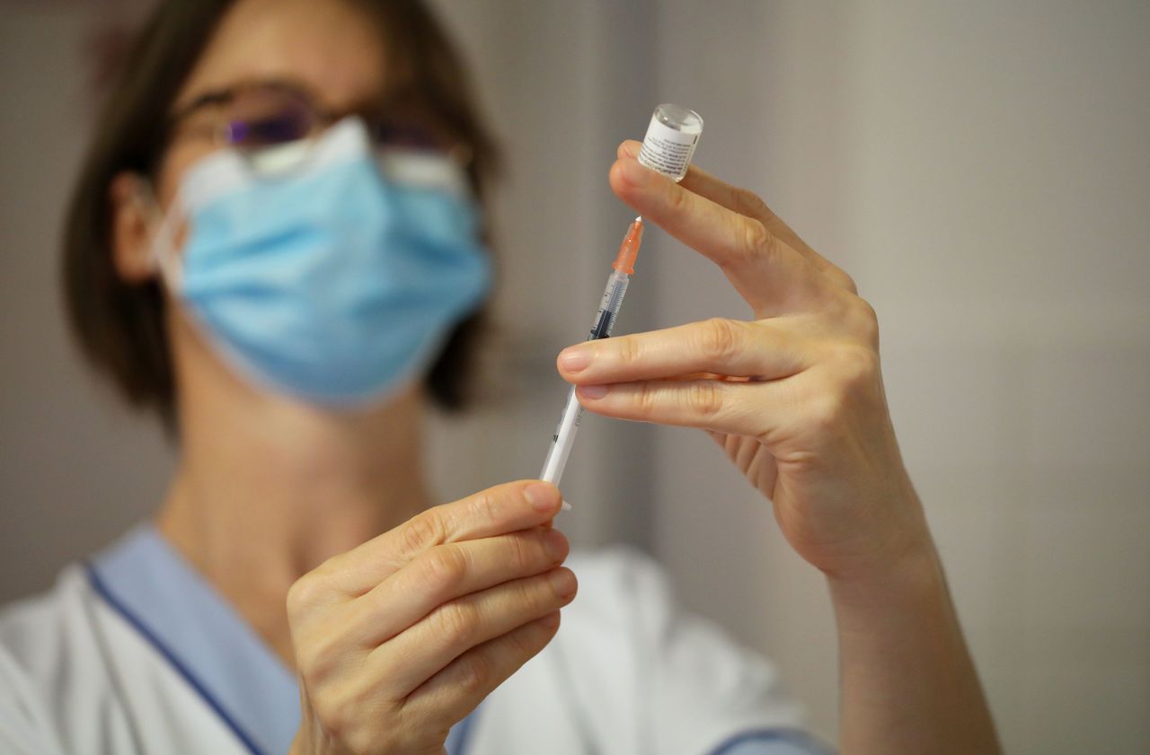 Vaccin Contre Le Covid-19 : Les Premières Injections Reportées Dans ...