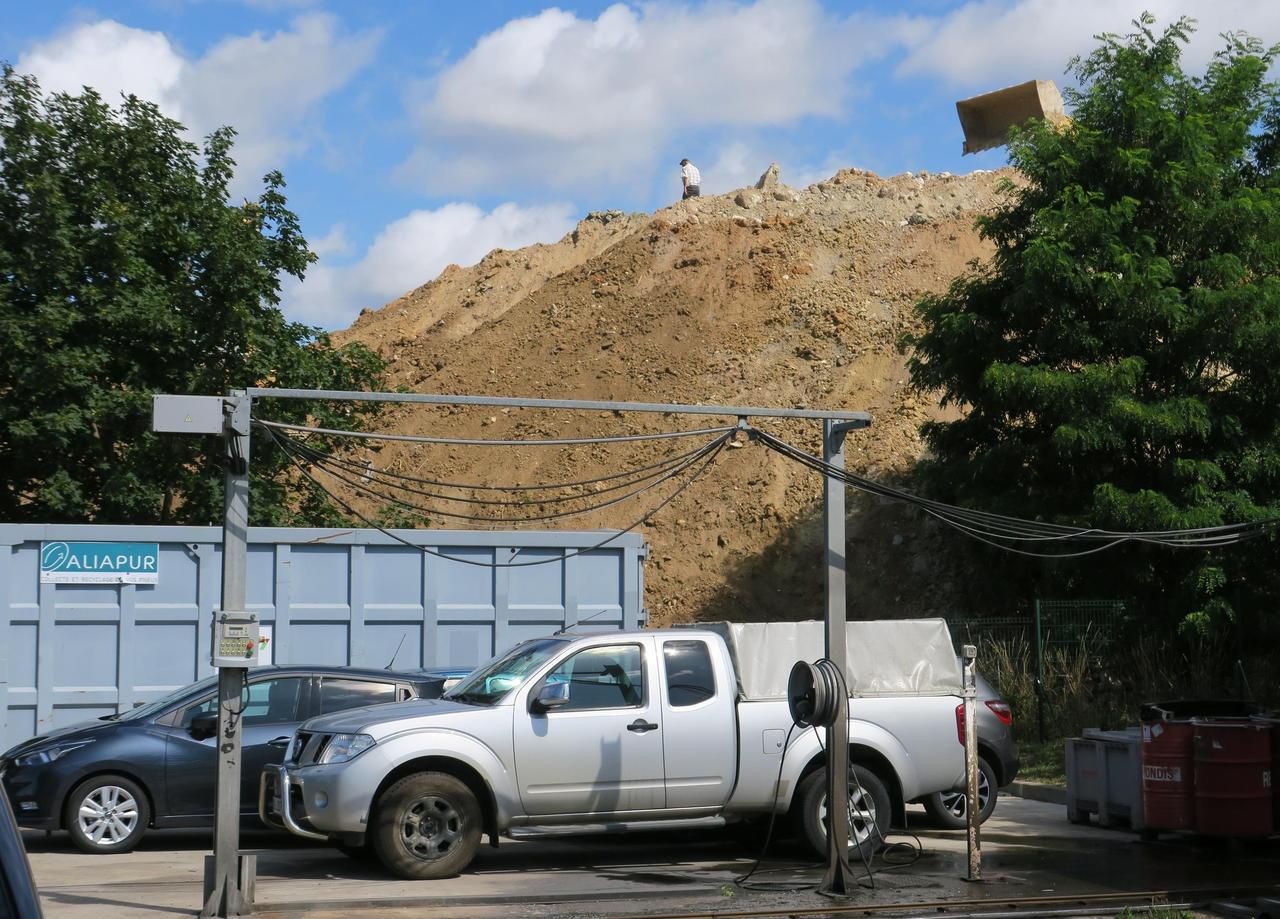 Un imposant mur de terre avait été érigé jour après jour en 2020 entre la N 104 et la zone des Coquibus, à Corbeil-Essonnes. LP/Sébastien Morelli