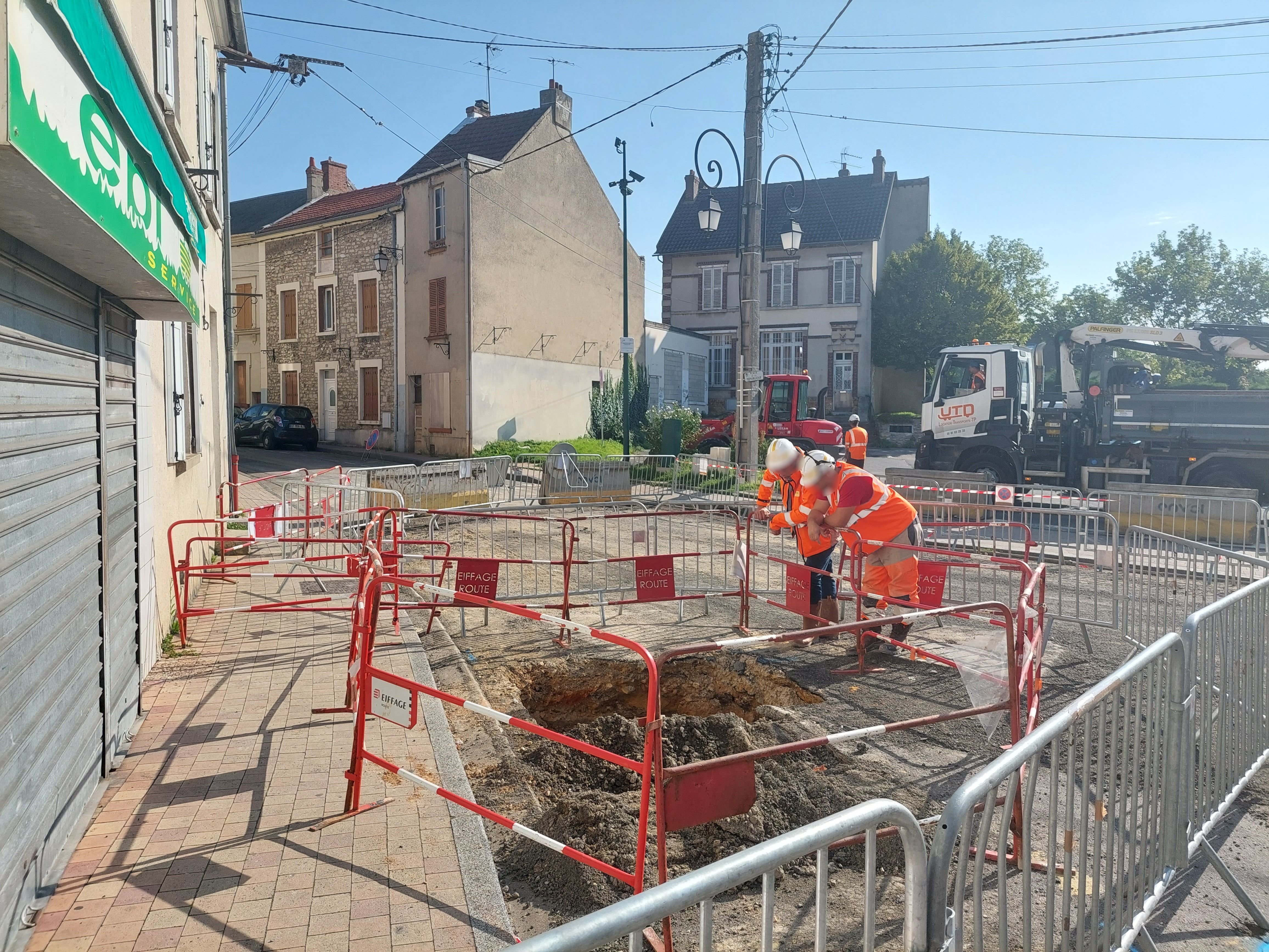 Gargenville, ce jeudi. Les vibrations d'un engin de chantier ont fait s'effondrer le sol, «pile sur la voûte d’une cave qui était déjà certainement fragilisée», explique un agent municipal. LP/Julie Ménard