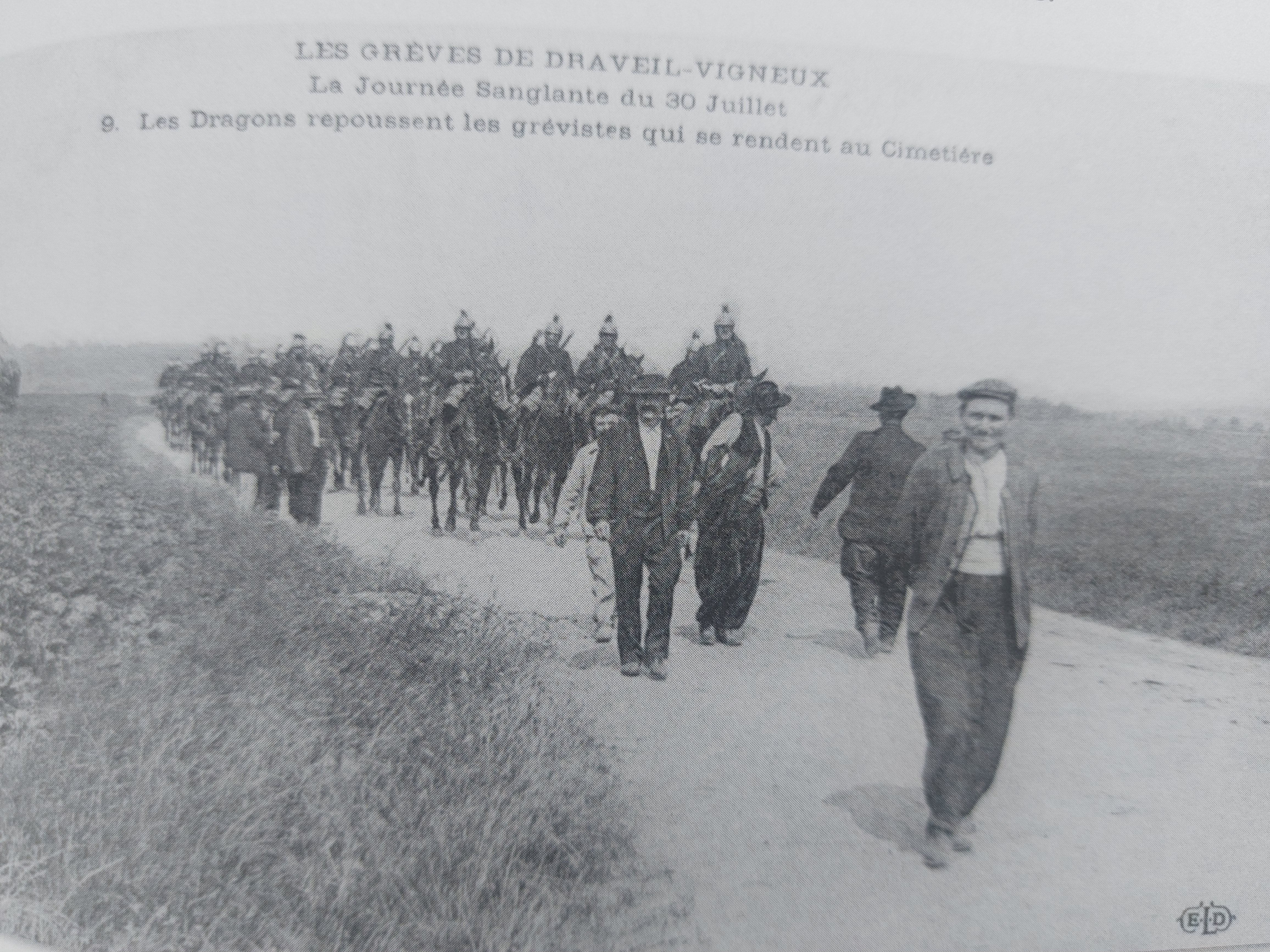 En 1908, une grève des terrassiers de Draveil et Vigneux a fini dans un bain de sang. Une révolte de la Belle époque racontée dans un livre d'Anne Steiner qui s'appuie sur des cartes postales de l'époque. DR