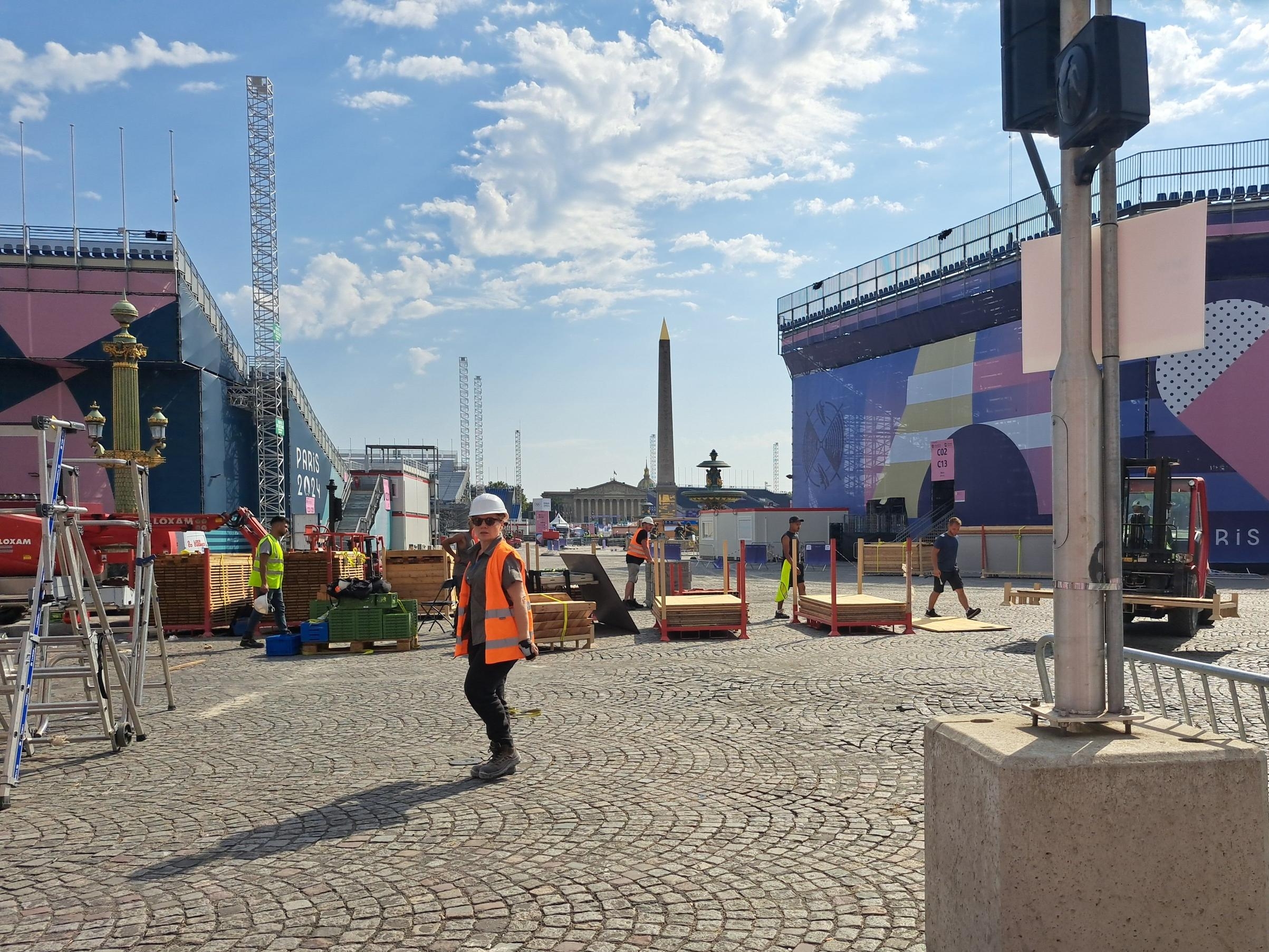 Place de la Concorde (Paris VIIIe), lundi 12 août. Les infrastructures éphémères installées pour les Jeux olympiques sont en cours de démontage. LP/S.G.