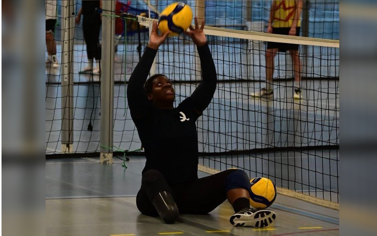 Jenna Agbodjan Prince, capitaine de l'équipe française de volley assis, s'apprête à défendre les couleurs de son pays pour la première fois.