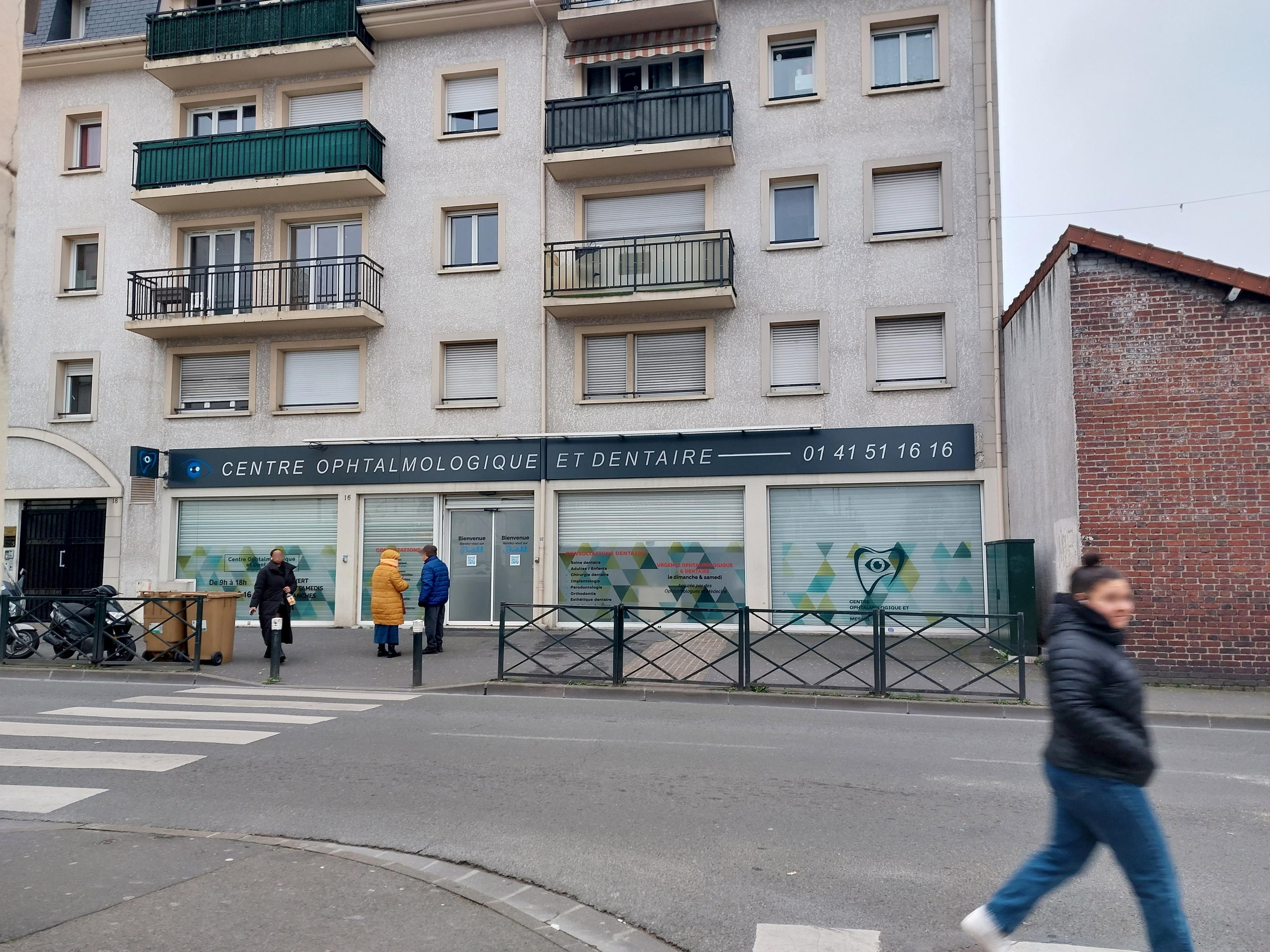 Les praticiens placés en garde à vue, issus de la même famille, travaillaient au sein de ce centre de santé, avenue Henri-Barbusse au Blanc-Mesnil (Seine-Saint-Denis). LP/Carole Sterlé