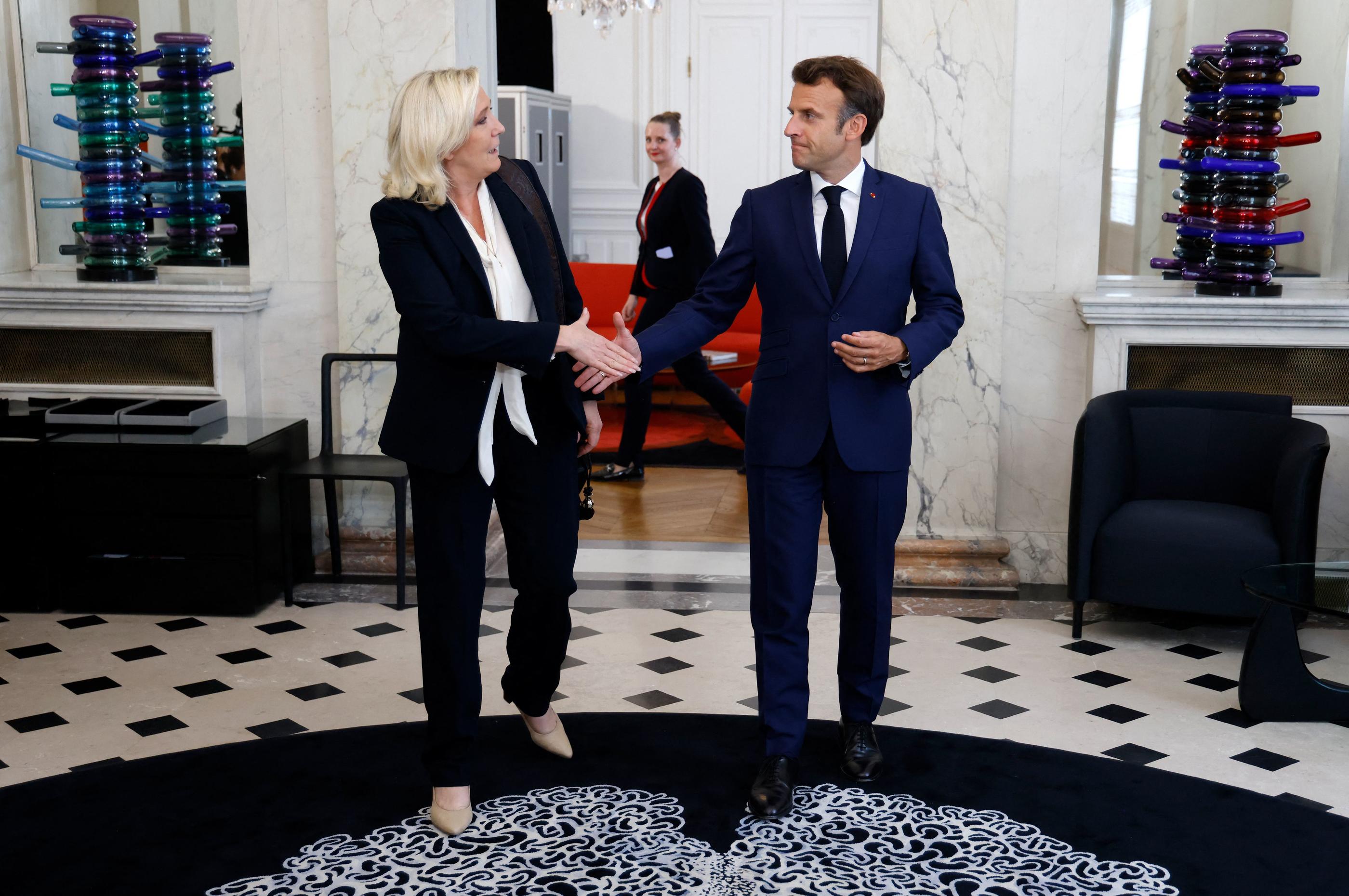 Palais de l'Élysée, le 21 juin 2022. Le chef de l'Etat a évoqué la piste d'un gouvernement d'union nationale devant Marine Le Pen, selon cette dernière. AFP/Ludovic Marin
