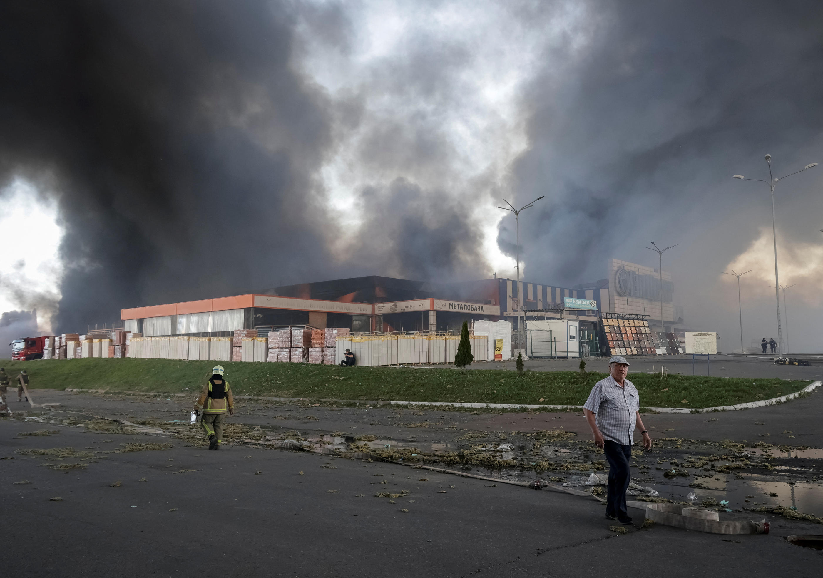 Des images diffusées sur les réseaux sociaux ukrainiens montraient le bâtiment dont s’échappe une énorme colonne de fumée noire. Selon les autorités, entre 10 000 et 15 000 m2 sont en feu. Reuters/Sofiia Gatilova