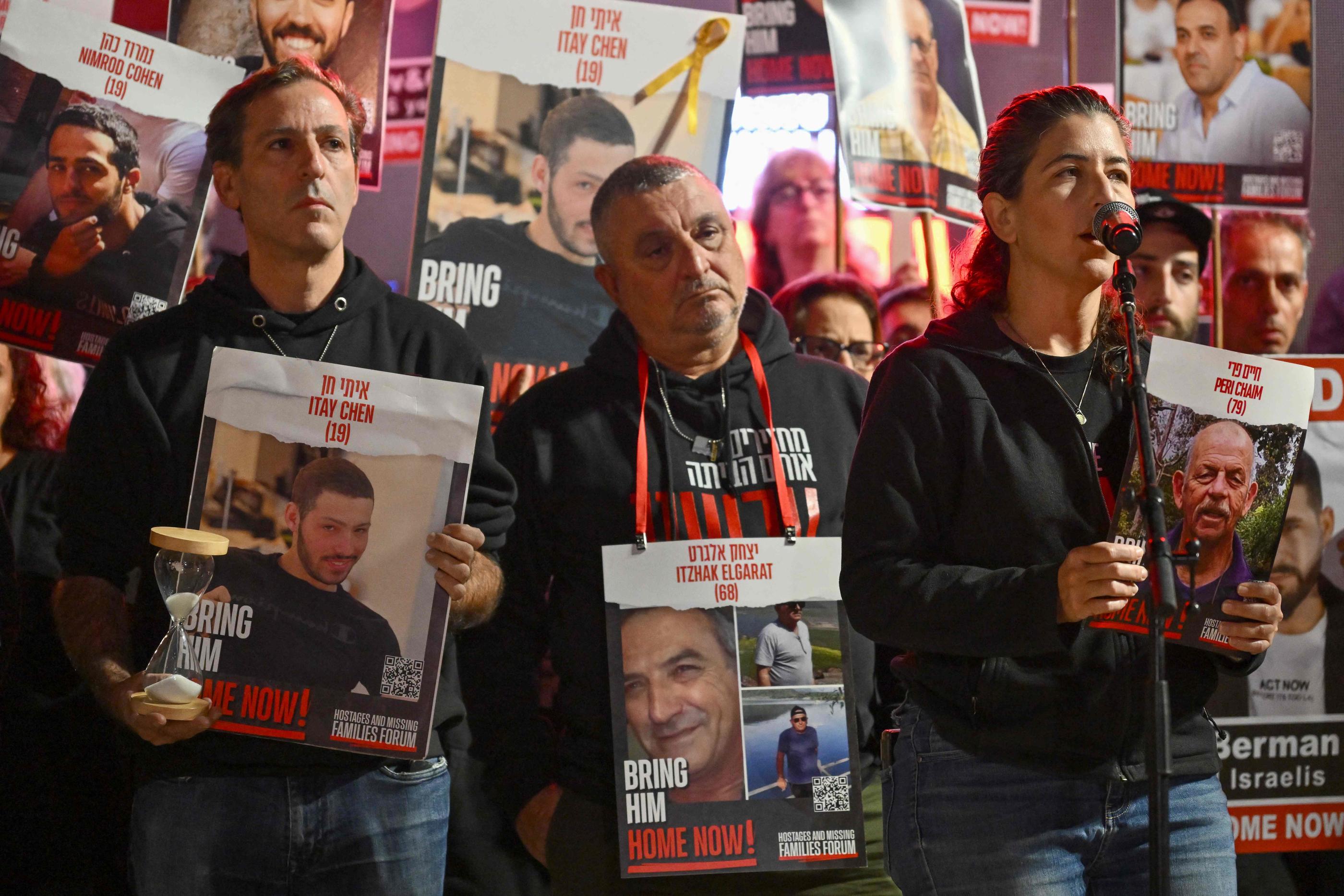 Des proches demandent la libération d'otages détenus par le Hamas, ici à Tel Aviv le 16 décembre. AFP/Alberto Pizzoli