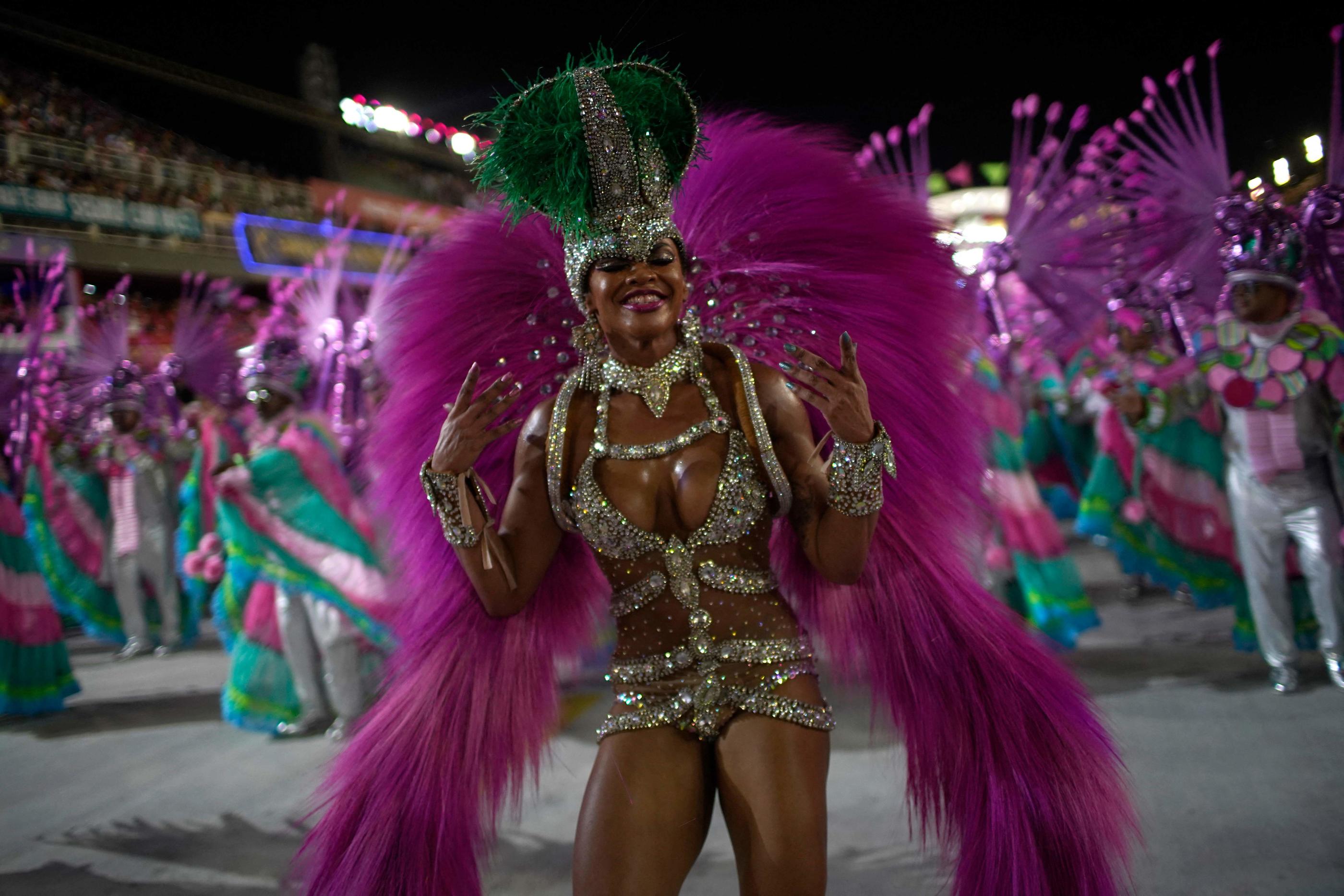 Carnaval de Rio : costumes, musique, samba.... la fête en dix images  éclatantes - Le Parisien