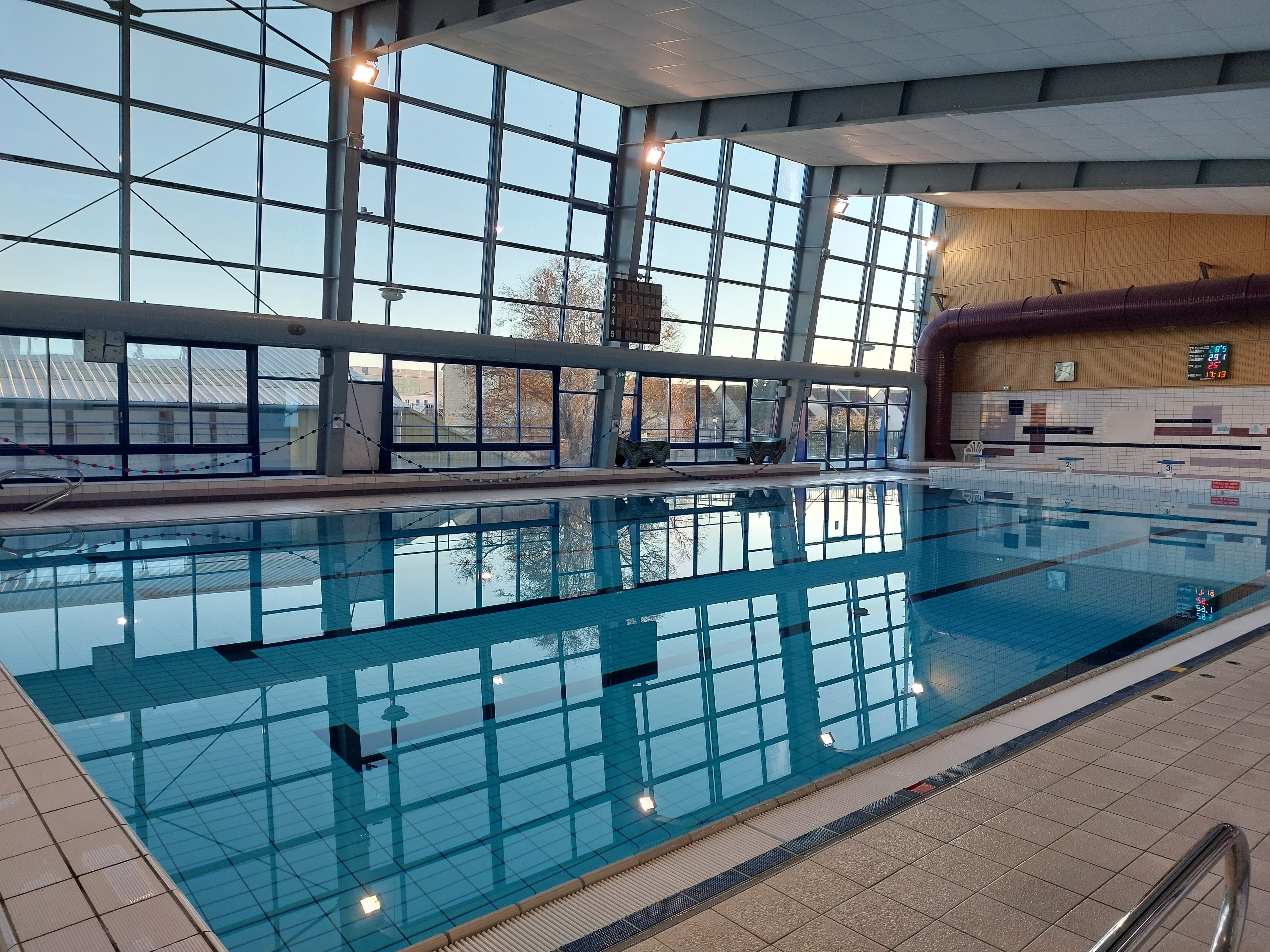 Bezons. La piscine Jean-Moulin sera accessible au public au mois de mars. Les club et les écoles peuvent déjà y pratiquer la natation. LP/T.C
