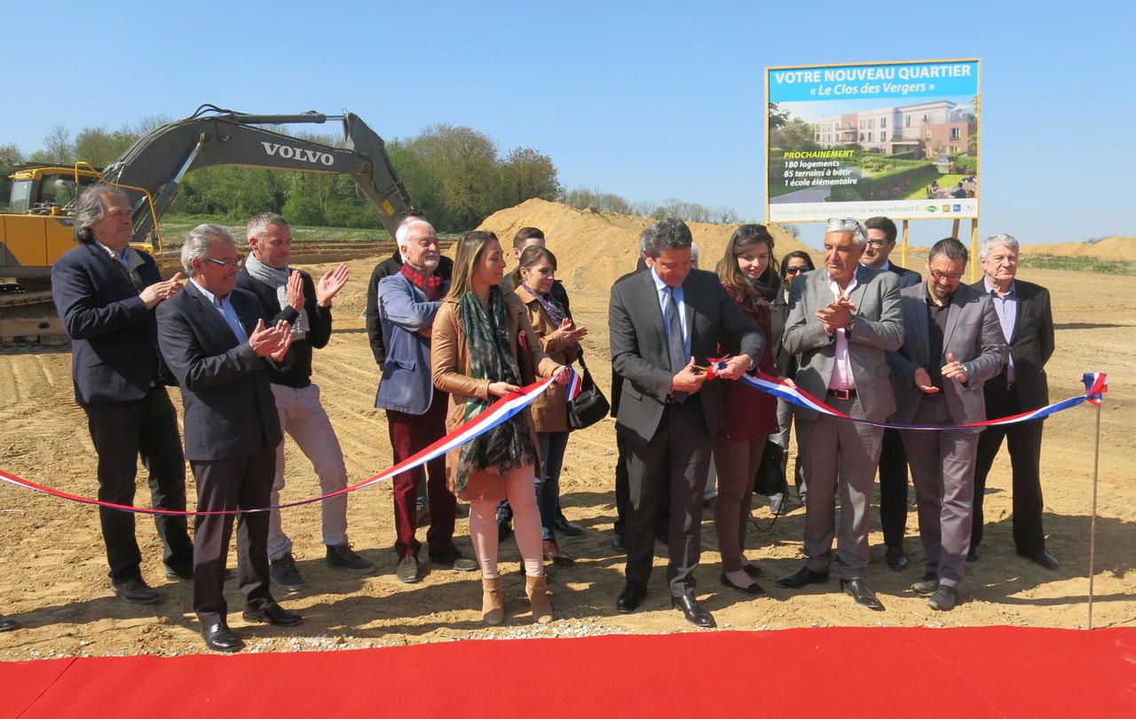 <b></b> Nanteuil-lès-Meaux, vendredi. Le maire Régis Sarazin (au centre, ciseaux en main) a donné le coup d’envoi des travaux d’aménagement du clos des Vergers et du clos Saint-Georges. 