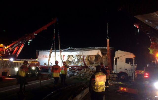 <b></b> Jouars Ponchartrain, ce mercredi soir. Les opérations de relevage du poids lourd ont perturbé la circulation jusqu’à 5 heures du matin. 