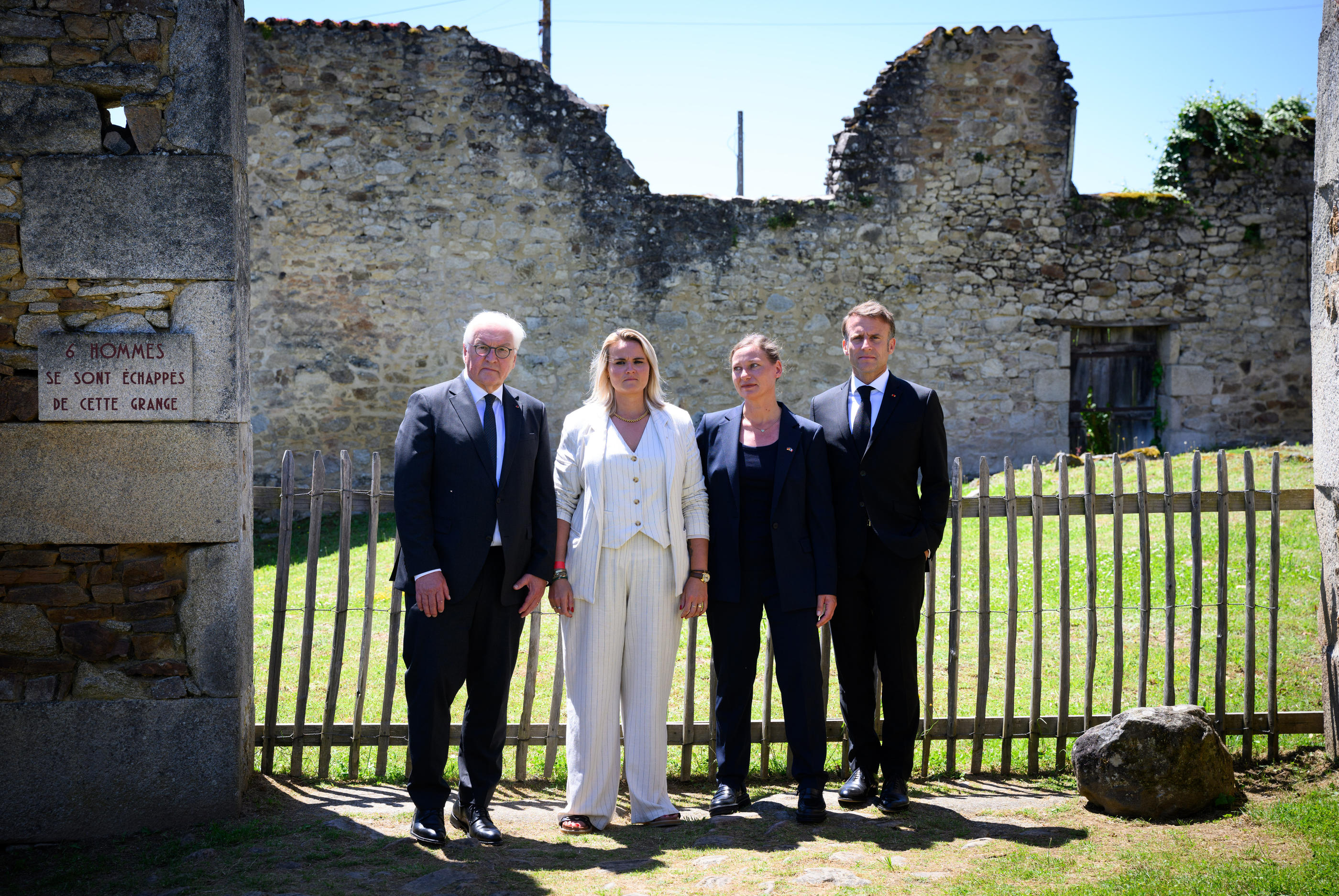 Oradour-sur-Glane (Haute-Vienne), samedi 10 Juin 2024. Aux côtés d'Emmanuel Macron et du président allemand Frank-Walter Steinmeier se tiennent Agathe Hebras (2e à partir de la gauche), petite-fille de Robert Hebras, et Karin Eideloth (2e à droite), petite-fille du SS Adolf Heinrich. Bernd von Jutrczenka/dpa/MaxPPP