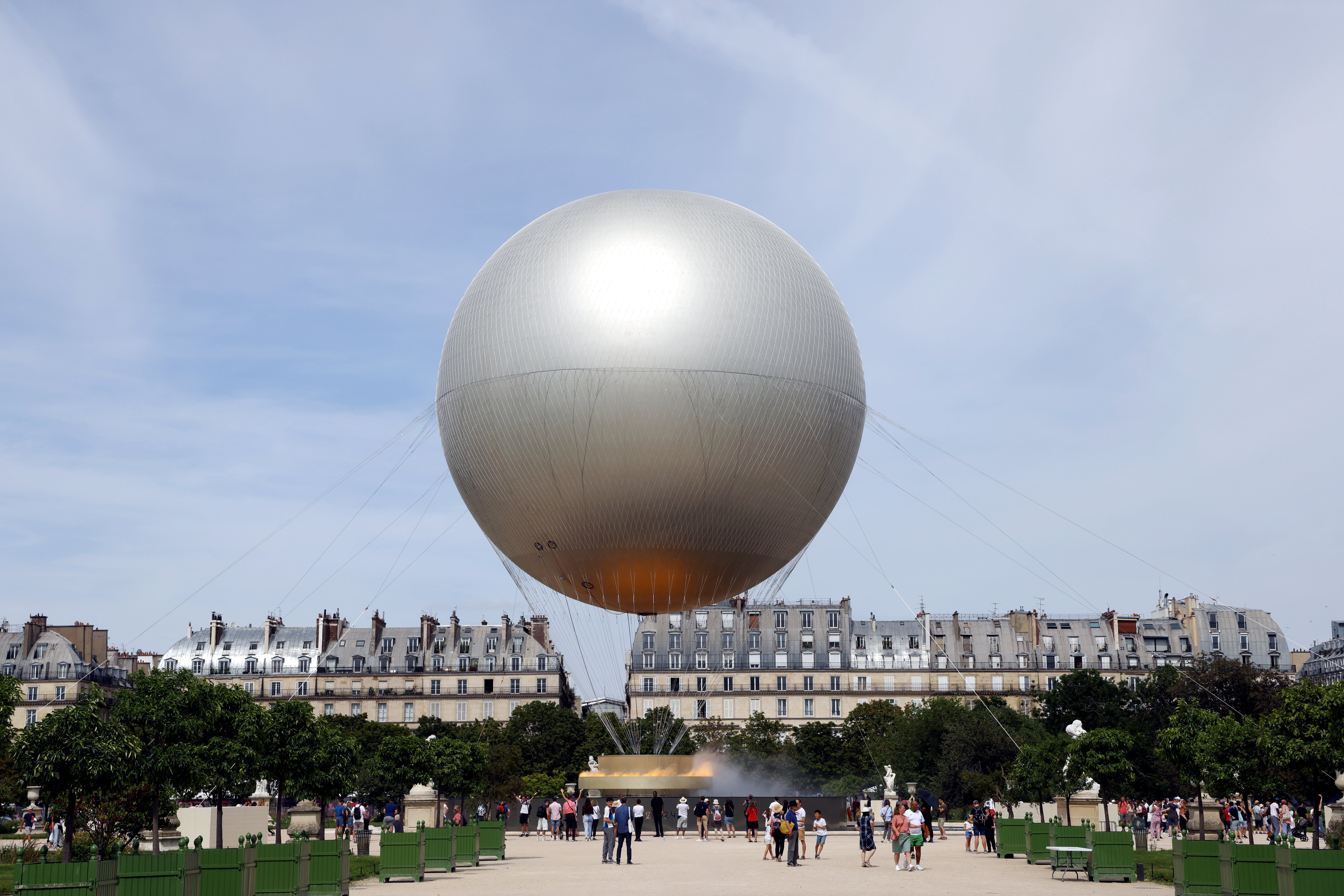 La vasque olympique est installée depuis plusieurs jours au jardin des Tuileries, au coeur de Paris. LP / Jean-Baptiste Quentin