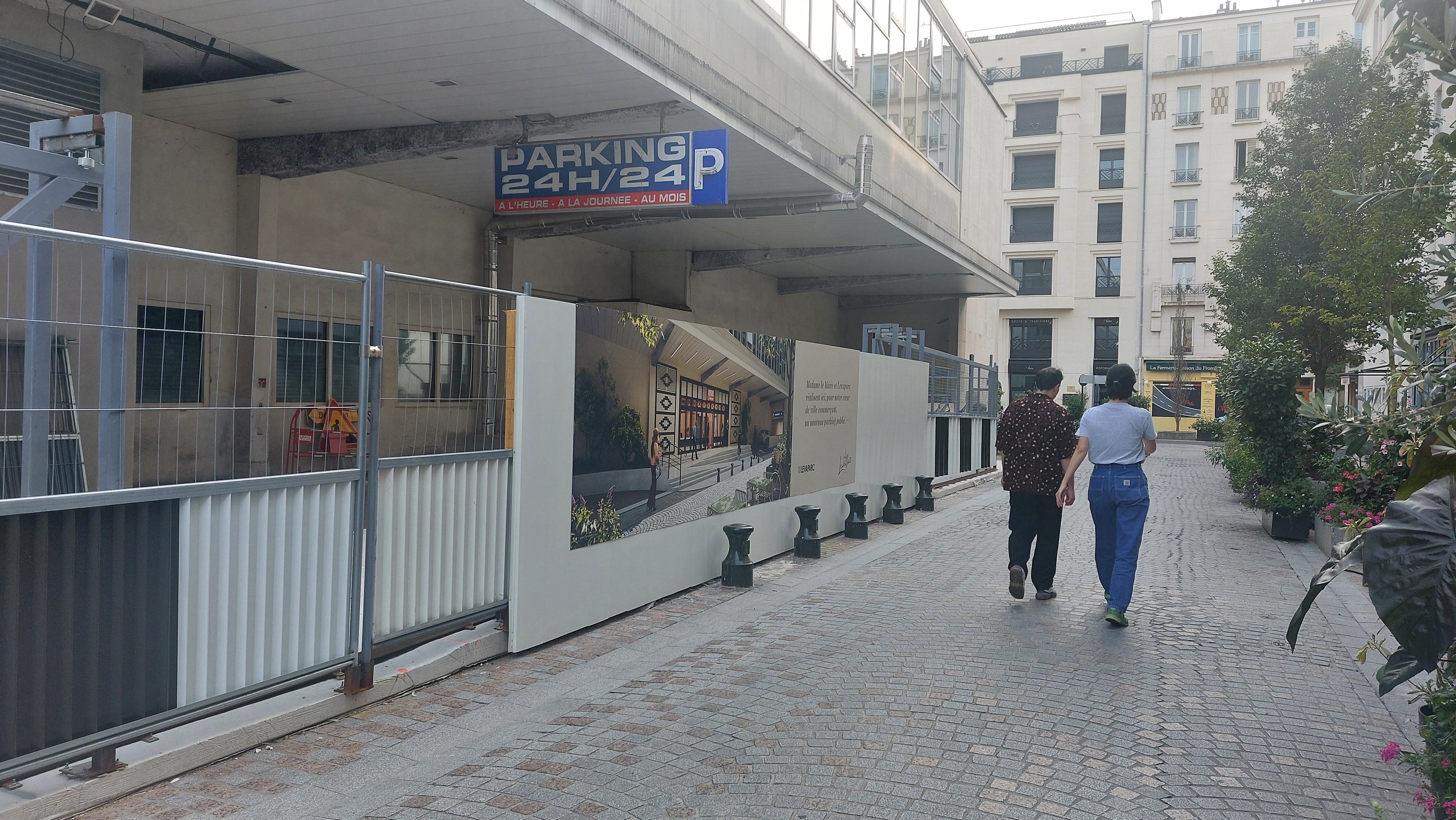 Levallois-Perret (Hauts-de-Seine), le 19 août. Cinq ans après l'incendie du marché Barbusse, les travaux du parking situé sous la halle ont enfin débuté. LP/Anne-Sophie Damecour