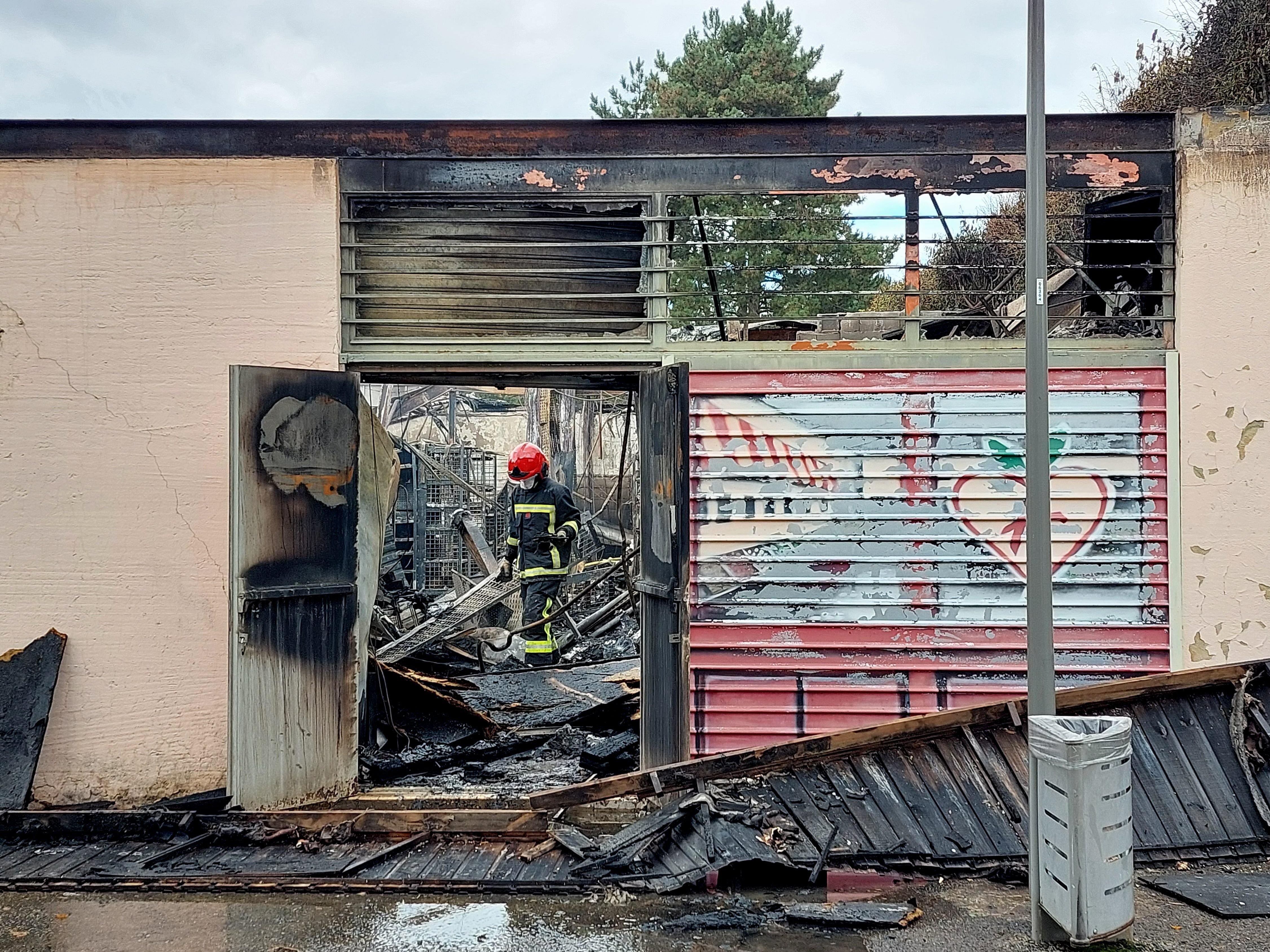 Evry-Courcouronnes (Essonne), vendredi 13 septembre 2024. Plus de soixante sapeurs-pompiers ont été mobilisés dans la nuit pour venir à bout des flammes qui ont dévasté le centre commercial de Thorigny. LP/Florian Garcia