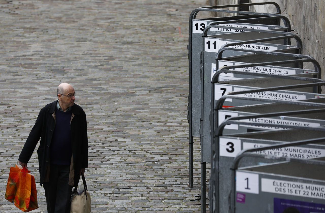 <b></b> Paris, France, le 6 mars 2020. Panneaux électoraux pour les élections municipales à Paris.