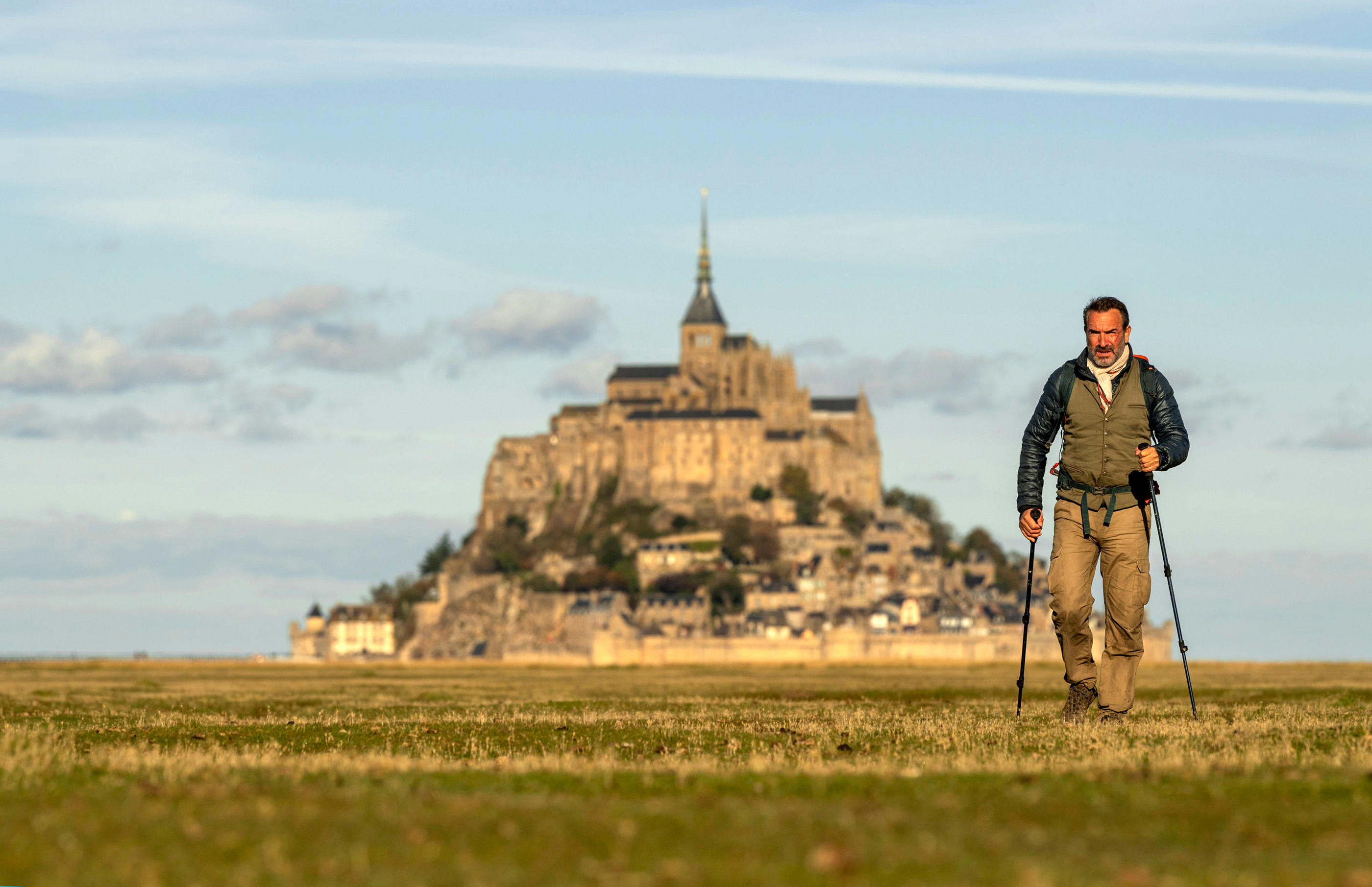 Jean Dujardin, double romanesque de Sylvain Tesson traverse la France à pied, du Mercantour au Cotentin, 1 300 km de convalescence à la dure, décidée contre l’avis de tous. Apollo Films/TF1 Studio/Echo Studio.