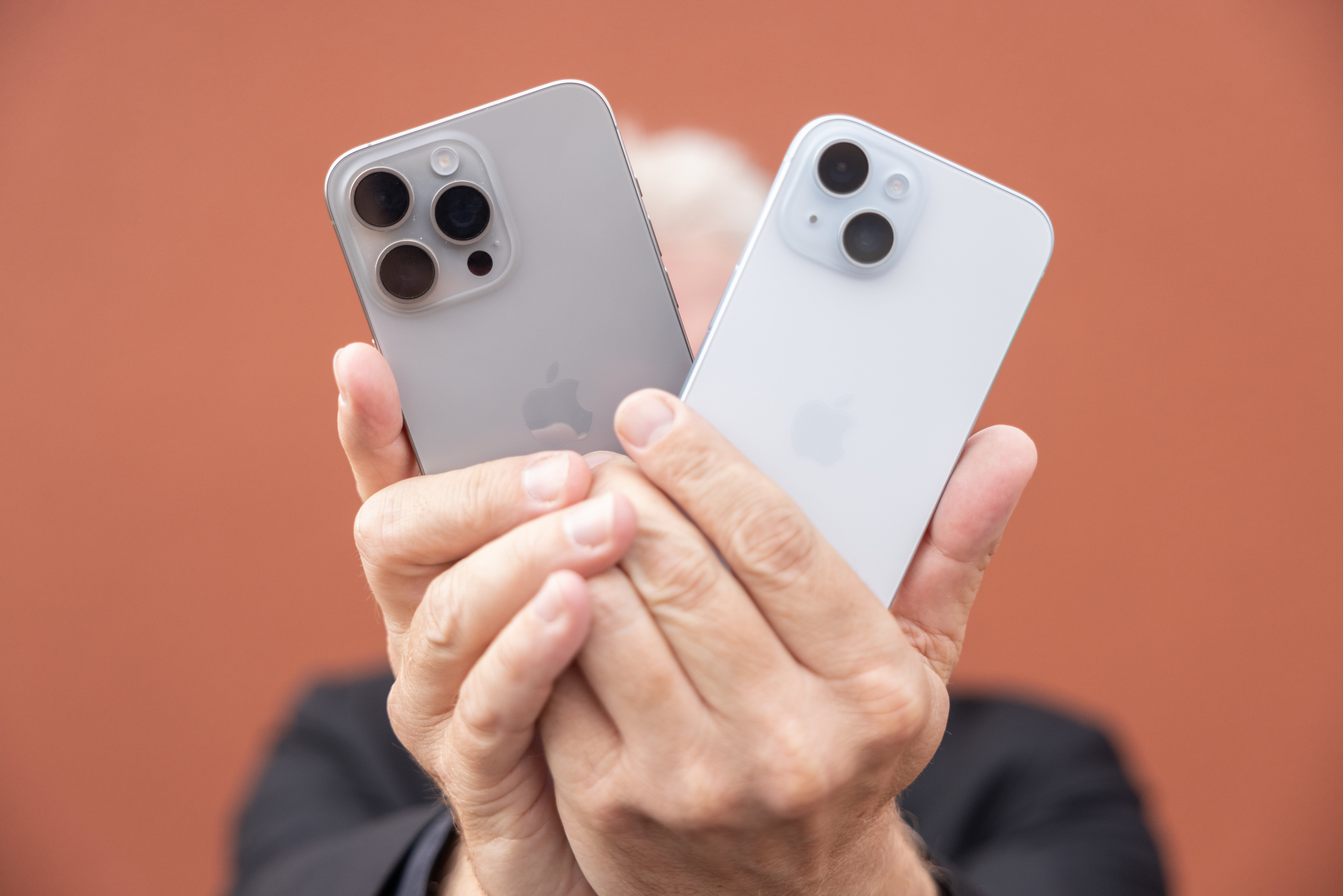 L'iPhone 15 dans sa version pro (à gauche) innove avec un boîtier en titane très léger et un un appareil photo de 48 mégapixels. Les deux téléphones se rechargent via un port USB-C. LP/Arnaud Dumontier