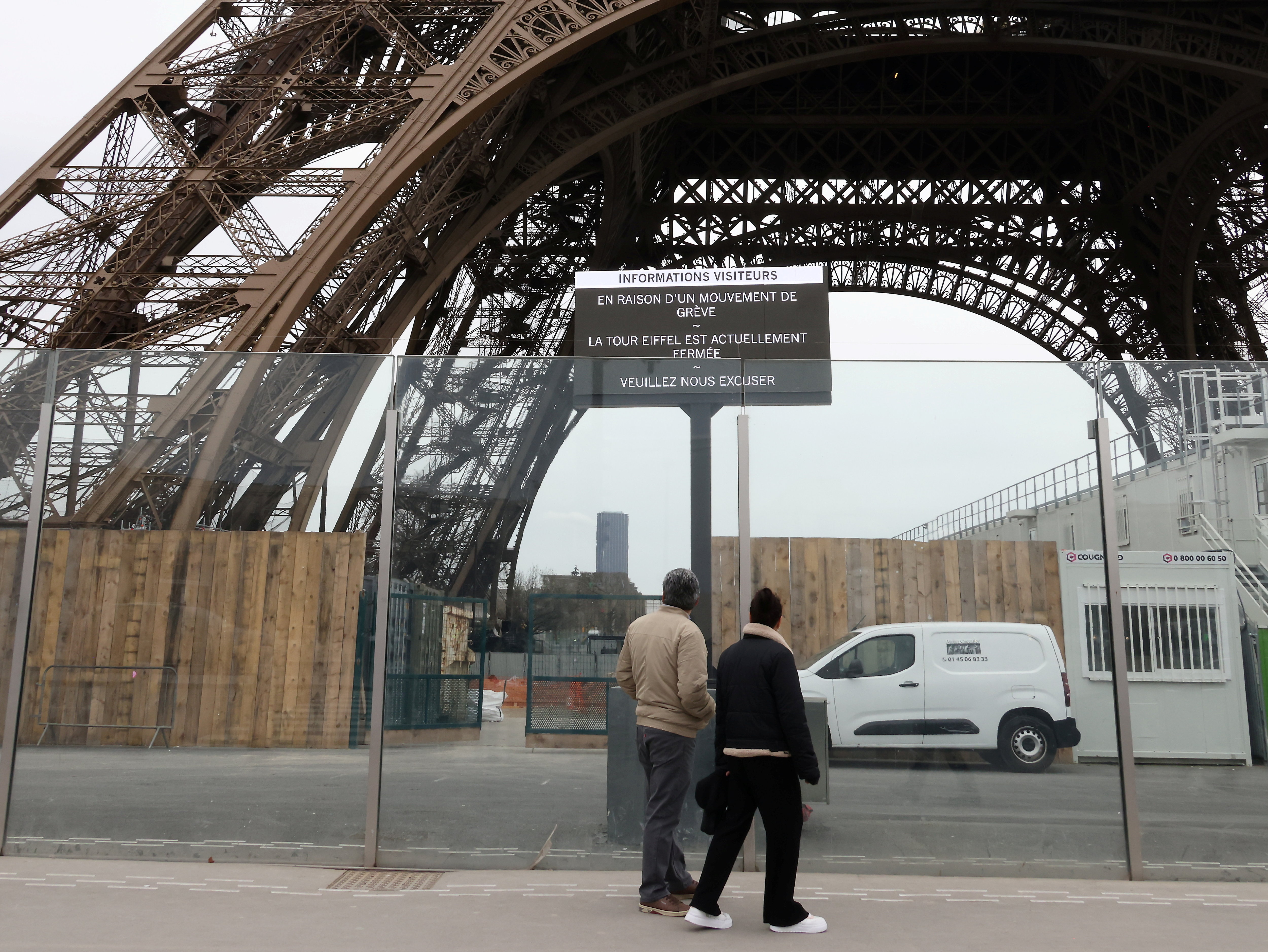 Paris, ce mercredi 21 février. Depuis plusieurs jours la mention « en raison d’un mouvement de grève, la tour Eiffel est actuellement fermée. Veuillez nous excuser », défile en trois langues sur les panneaux qui bordent les accès. LP/Delphine Goldsztejn