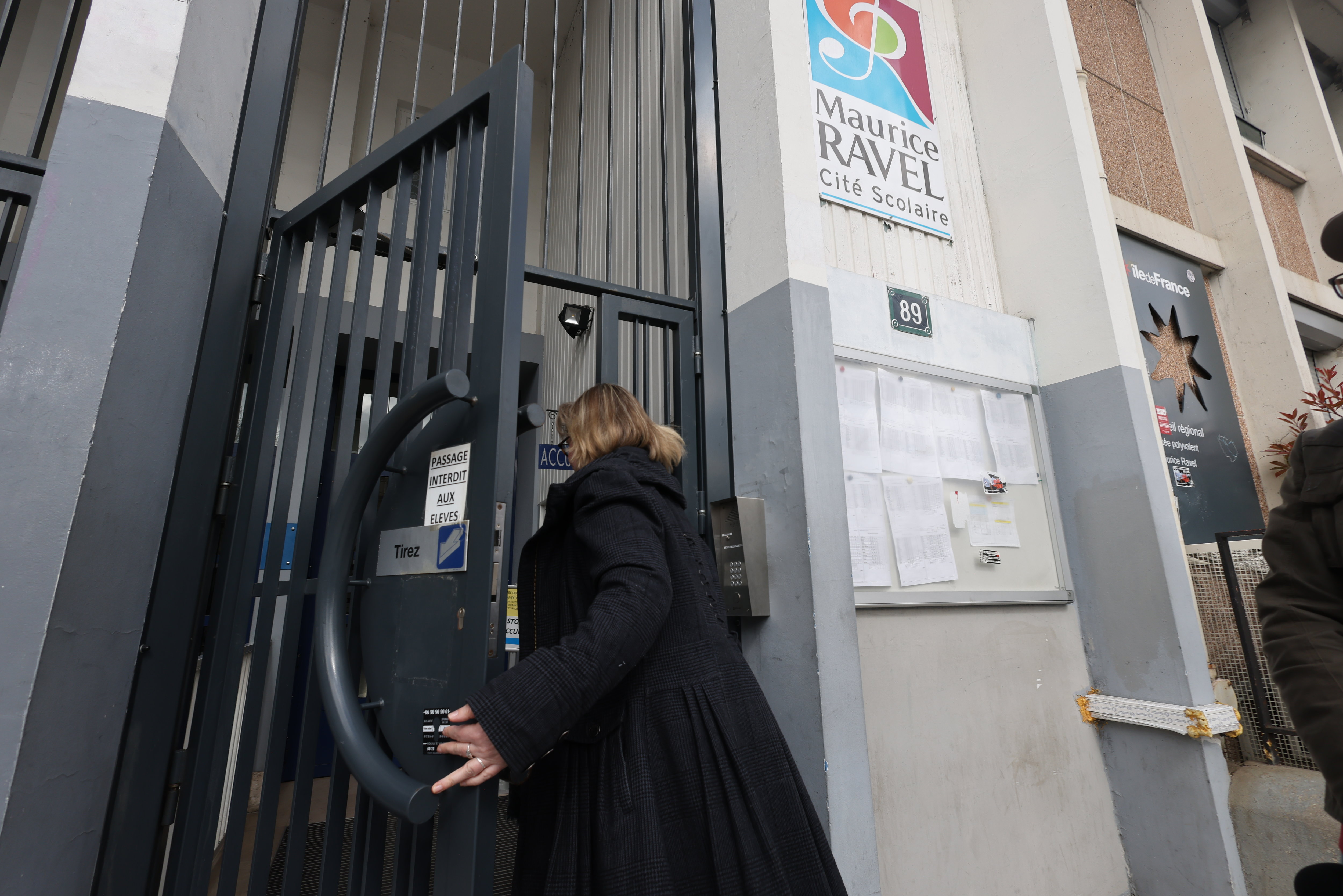 L'entrée du lycée Maurice-Ravel à Paris (XXe) mercredi au lendemain de l'annonce par son proviseur qu'il quittait ses fonctions pour raisons de sécurité. LP/Olivier Lejeune