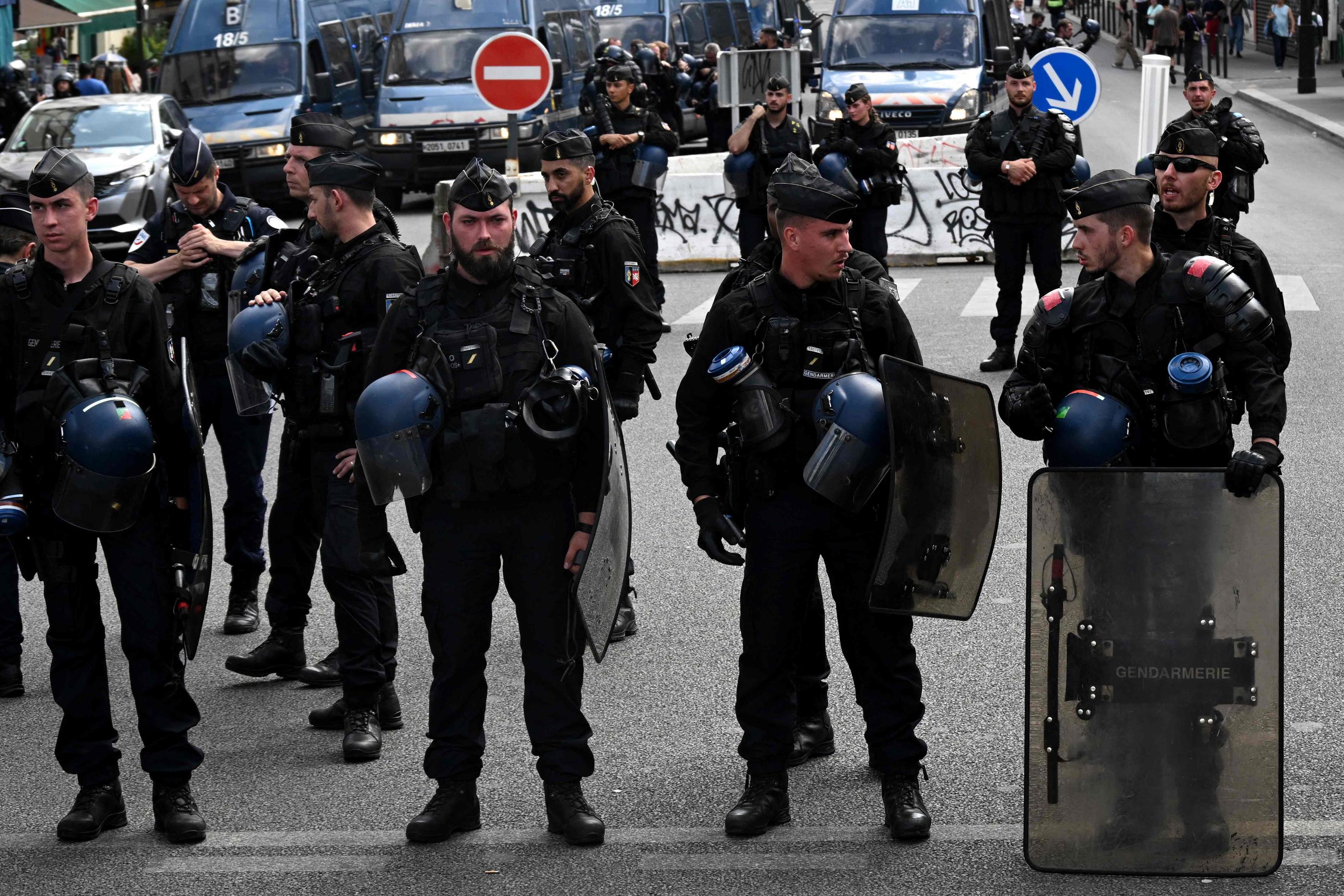 Des policiers lors du rassemblement en mémoire d'Adama Traoré à Paris, le 8 juillet 2023. Bertrand GUAY / AFP