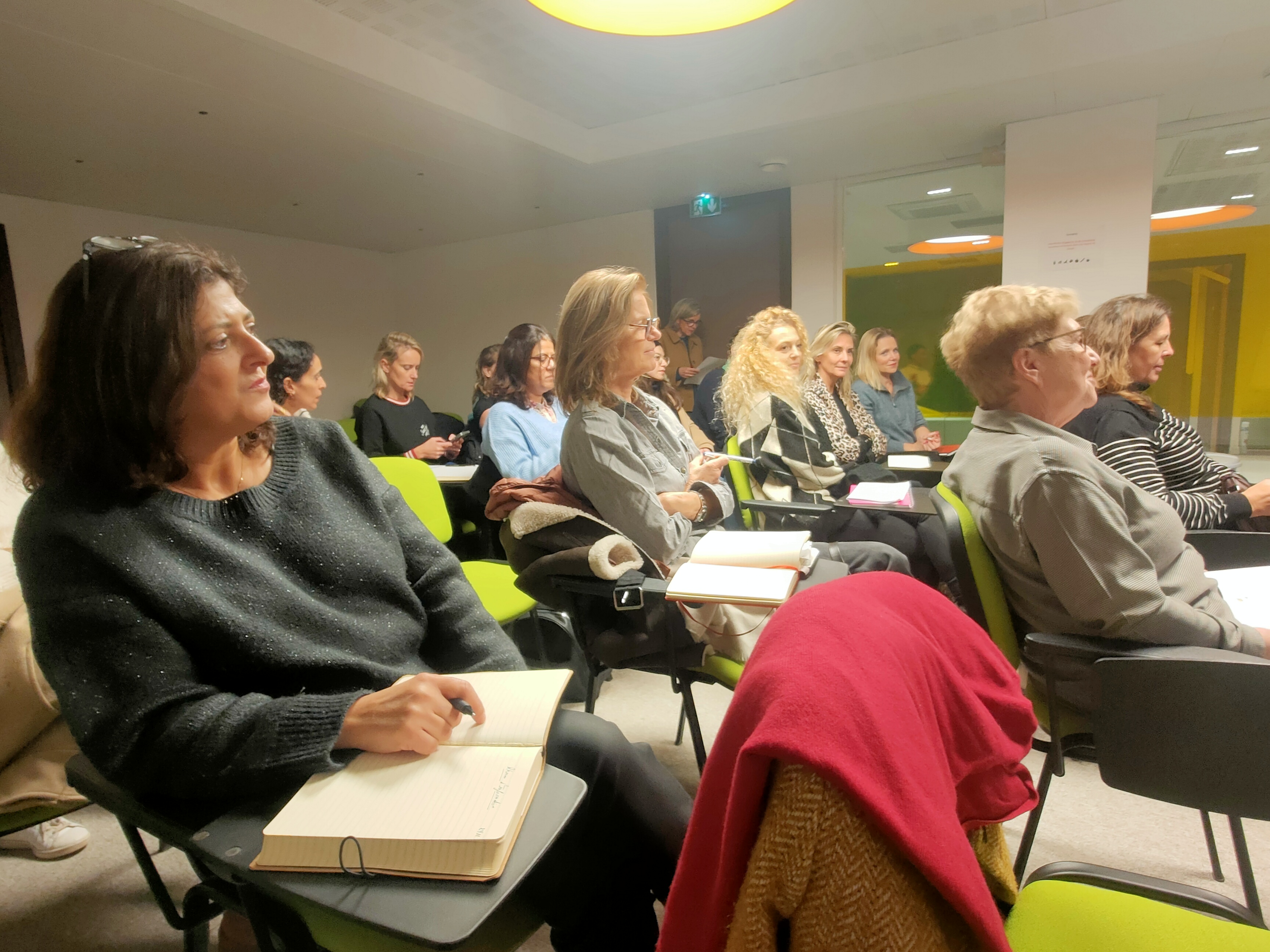 Neuilly-sur-Seine, ce lundi soir. La quasi-totalité des personnes retenues par la municipalité sont des femmes. LP/M.D.