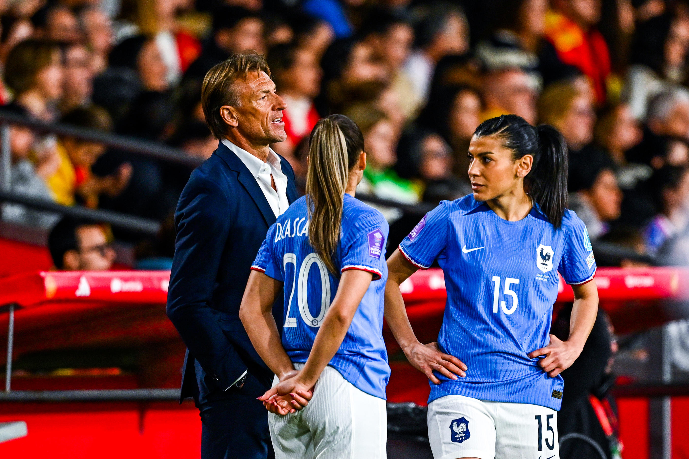 Hervé Renard, sélectionneur des Bleues, Delphine Cascarino et Kenza Dali lors du match perdu en Espagne (2-0), mercredi soir, en finale de la Ligue des nations. Icon Sport