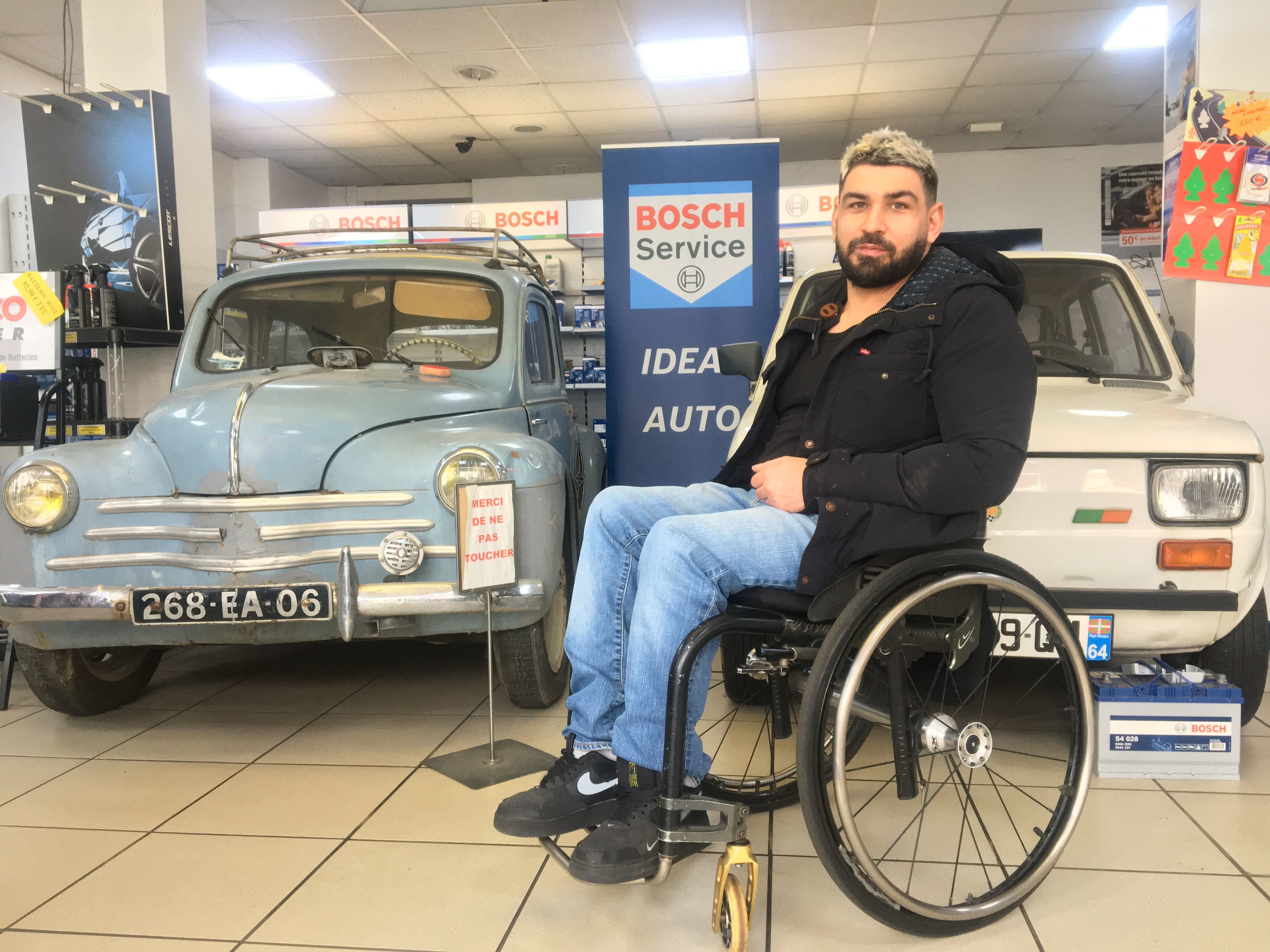 Athis-Mons (Essonne), ce mardi 8 février 2022. Pierre, 37 ans, est patron en fauteuil roulant de son garage Ideal Auto. LP/B.S.