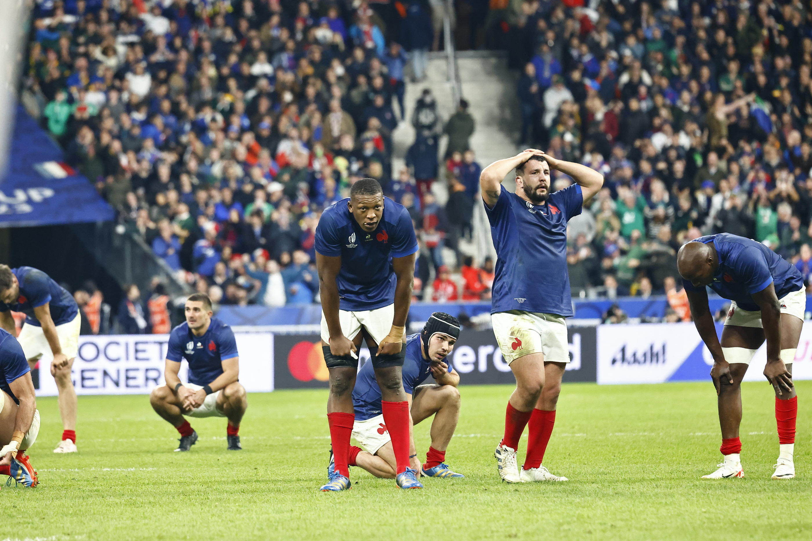 Le XV de France après l'élimination face à l'Afrique du Sud, en quart de finale de la Coupe du monde. Photo LP/Olivier Corsan