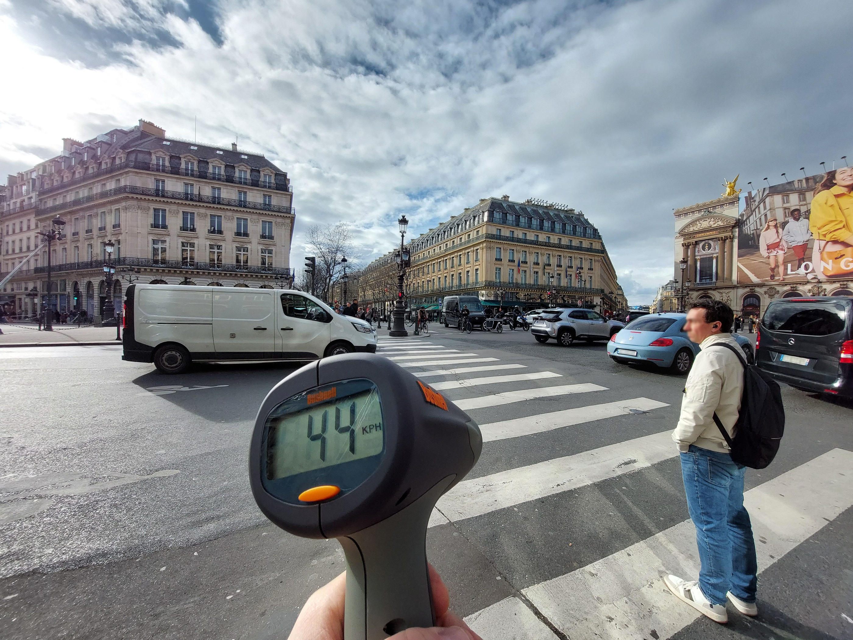 Paris (IXe), le 7 mars. Dans le quartier de l'Opéra (IXe), de nombreux véhicules circulent à plus de 30 km/h (la vitesse maximale autorisée), malgré la présence de très nombreux piétons. LP/Sébastian Compagnon