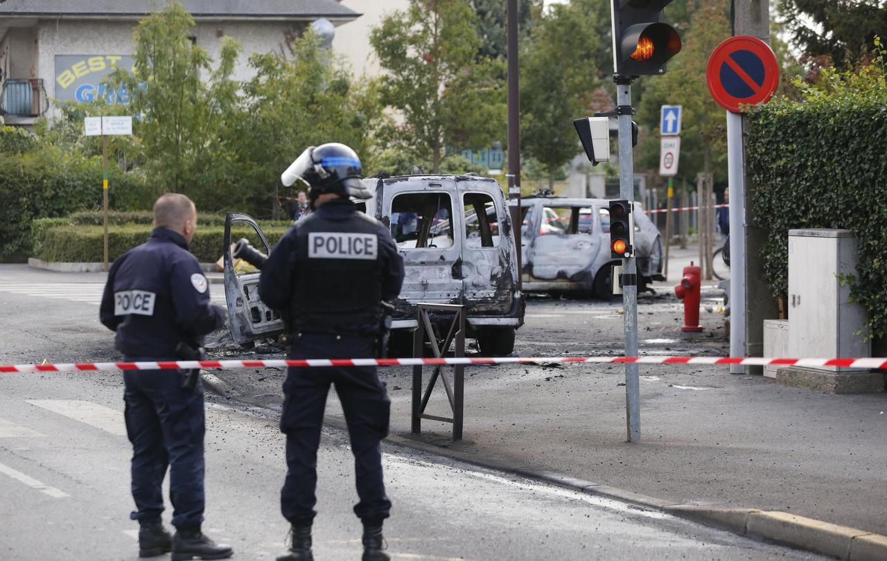 <b></b> Viry-Châtillon, 8 octobre 2016. Des policiers avaient été attaqués au cocktail Molotov, juste devant la Grande Borne. Bernard Cazeneuve, alors ministre de l’Intérieur avait promis le renfort de 100 policiers dans l’Essonne. Six mois plus tard le compte n’y est pas. 