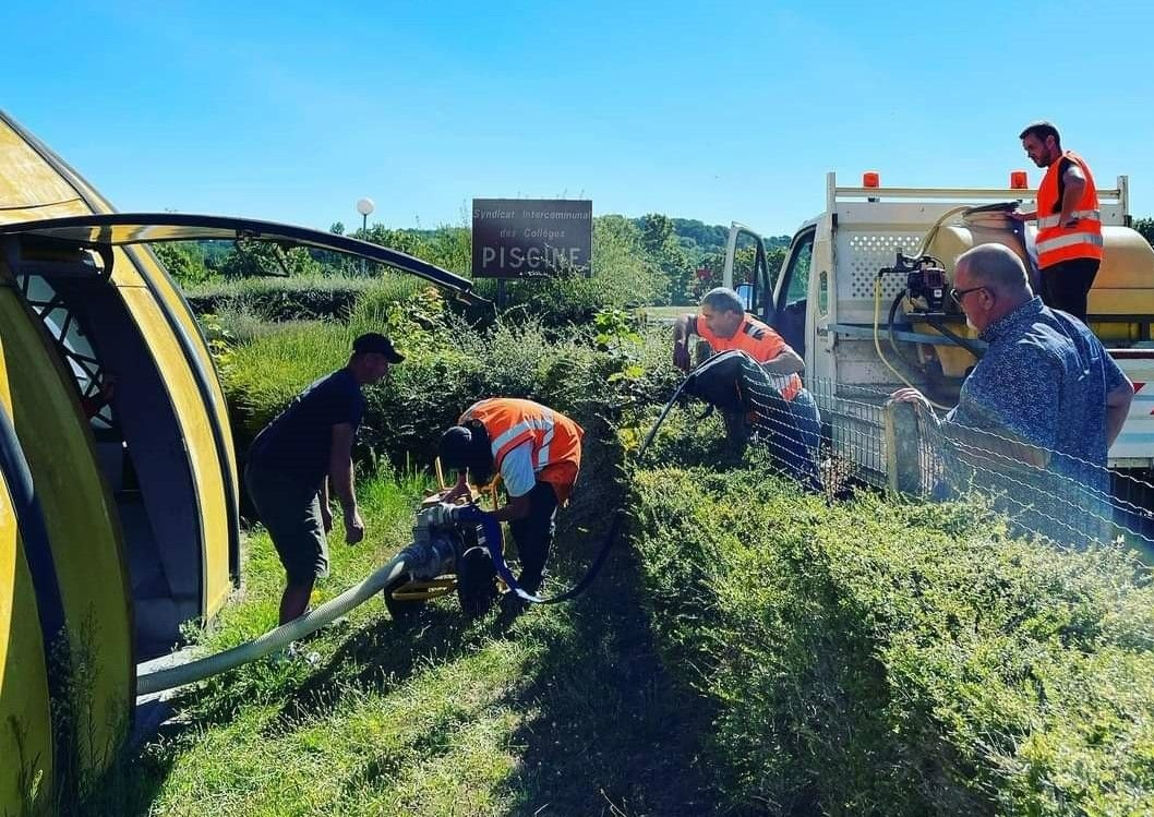 Nemours, le 8 août. Les agents des espaces verts pompent l'eau de la piscine avant sa vidange pour arroser les massifs de la ville en cette période de sécheresse. DR