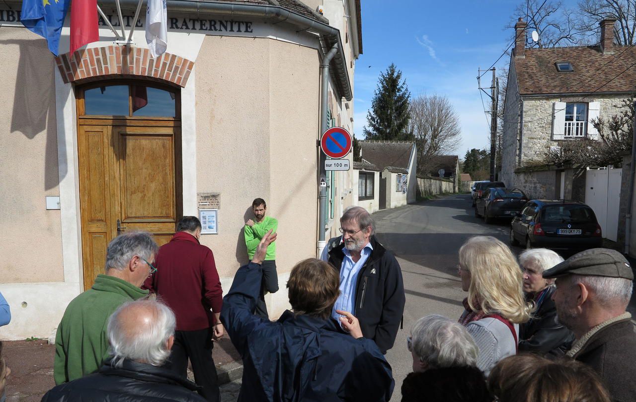 <b></b> Le Vaudoué, ce samedi matin. Devant la mairie, le face-à-face a été tendu entre le maire (pull violet, de dos) Pierre Bacqué et une cinquantaine d’habitants, furieux de la venue de Marine Le Pen, le 3 mars dernier.