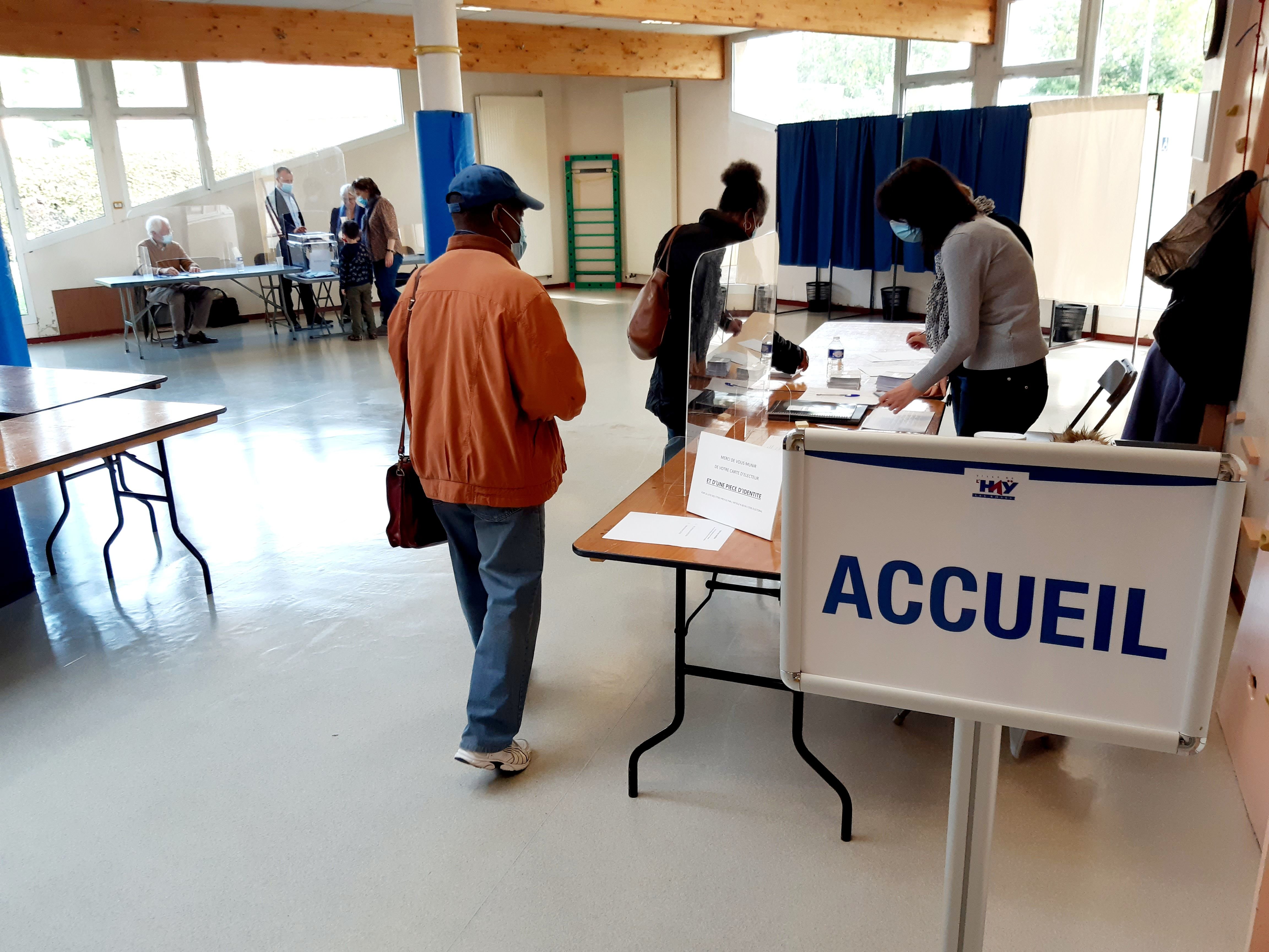 L'Haÿ-les-Roses, dimanche matin. Des électeurs se rendent au bureau de vote numéro 13 du groupe scolaire Jardin Parisien.