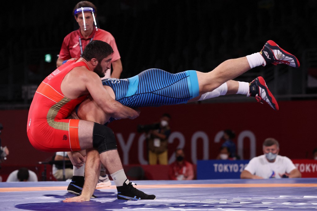 Abdulrashid Sadulaev (en rouge), lors des Jeux olympiques de Tokyo. (Photo by Jack GUEZ / AFP)