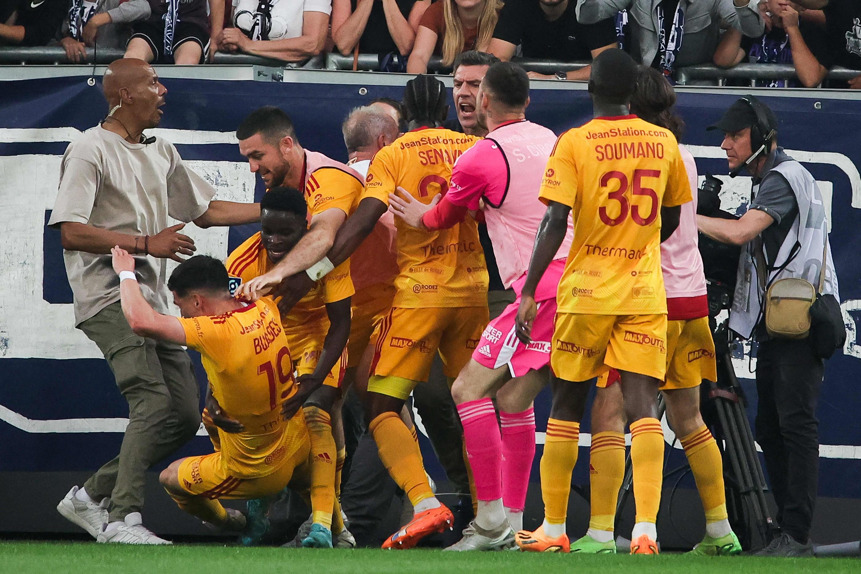La rencontre disputée vendredi entre Bordeaux et Rodez lors de l’ultime journée de Ligue 2 a été interrompue définitivement à la 22e minute. THIBAUD MORITZ / AFP.