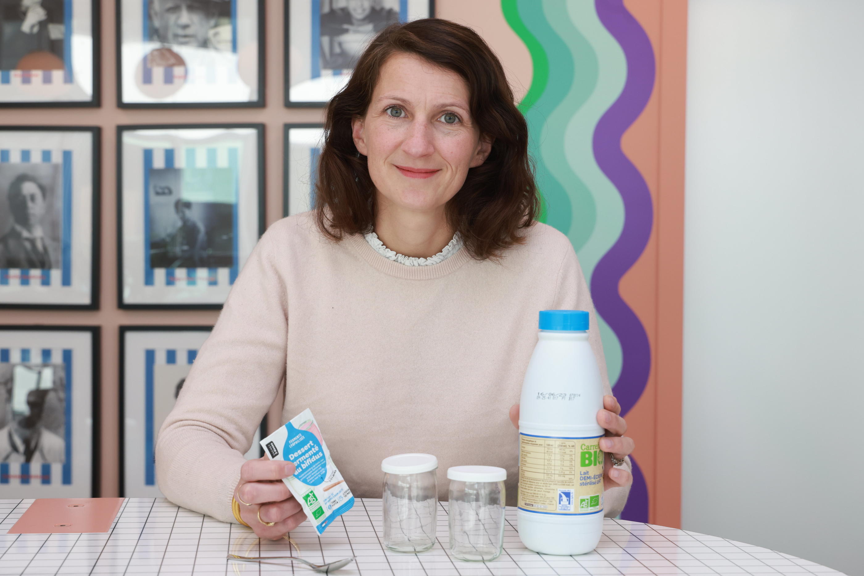 Caroline Vivant, cofondatrice du site Lekaba.fr nous apprend à faire des yaourts maison. LP/Philippe Lavieille