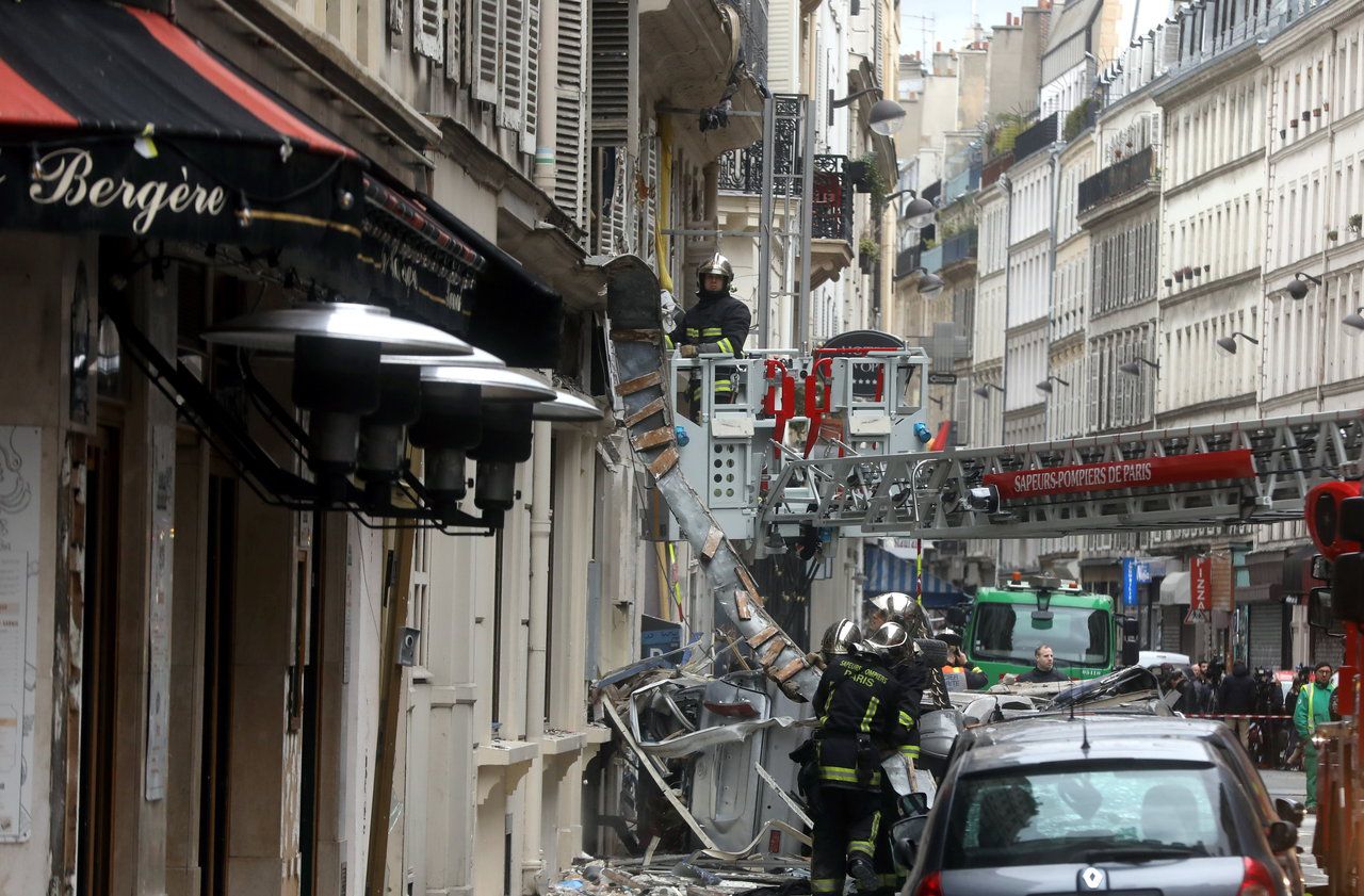 <b></b> Paris (IXe), le 13 janvier 2019. Les pompiers sécurisent les immeubles autour du lieu de l’explosion rue de Trévise.