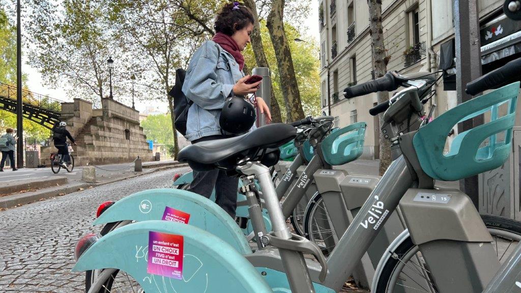 L'association NousToutes a collé 25 000 autocollants pour le droit à l’IVG sur des Vélib’ à Paris dans la nuit du 27 au 28 septembre 2023. LP/Clémence Bauduin