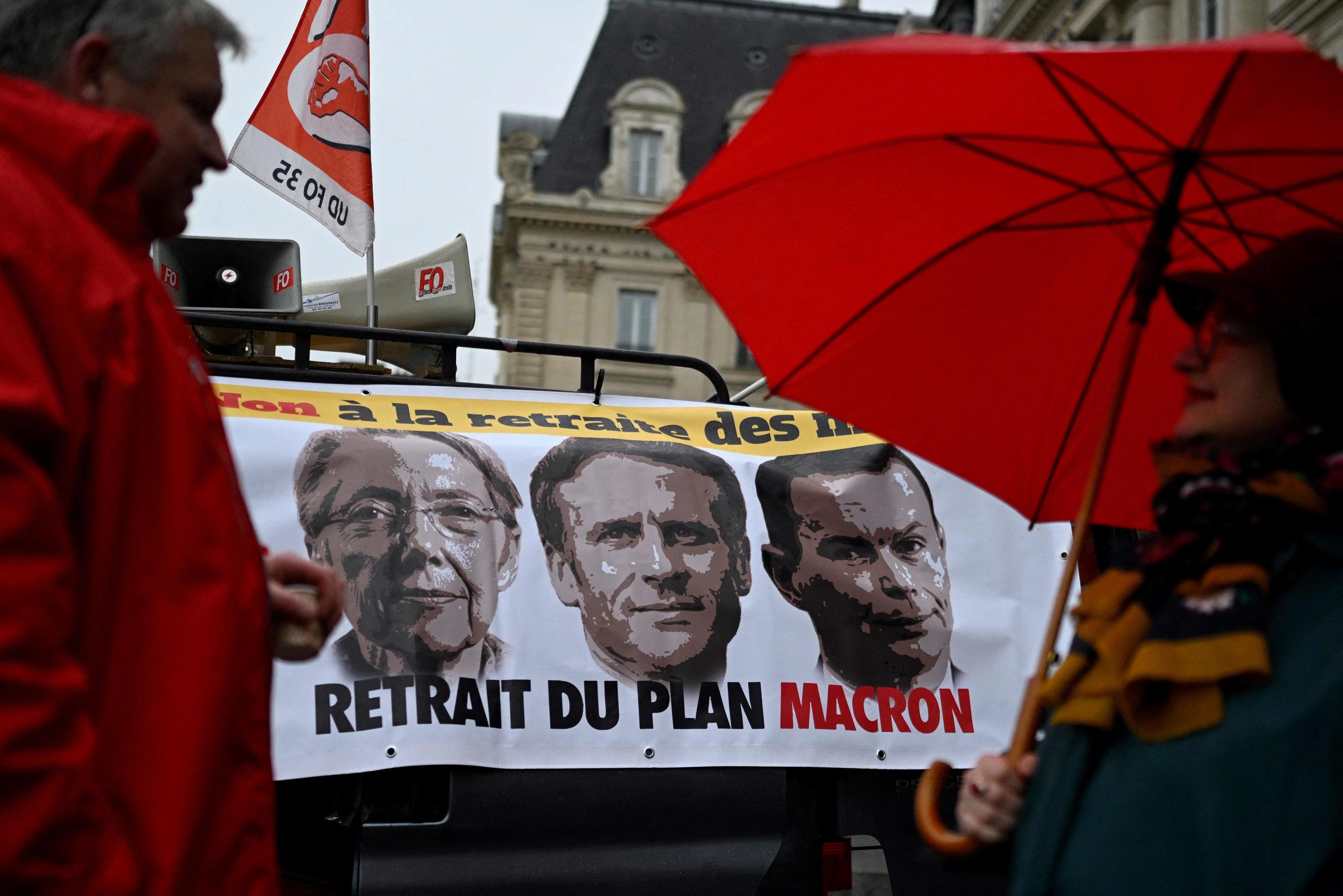 Des manifestants lors d'un rassemblement contre la réforme des retraites organisé par FO à Rennes le 10 janvier, jour de la présentation du projet par Elisabeth Borne. AFP/Damien Meyer