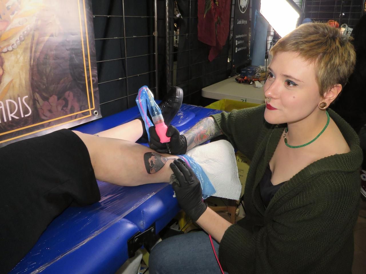 Ozoir-la-Ferrière, samedi après-midi. Loriane Mauer en train de tatouer un éventail sur la cuisse de Marie, au Girl'Ink Tattoo Show.